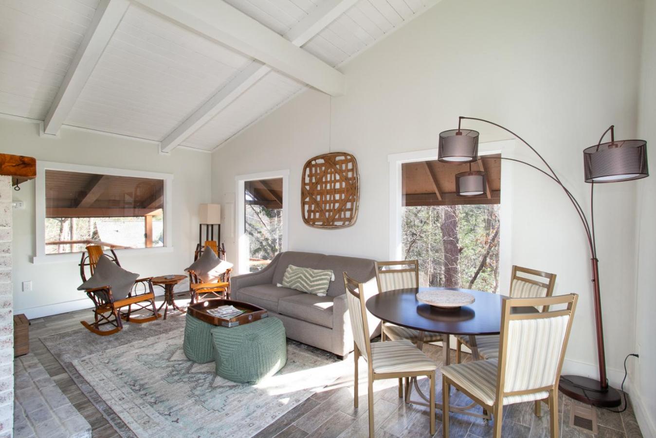 Peaceful Heights with Cozy Decks and Smart TV