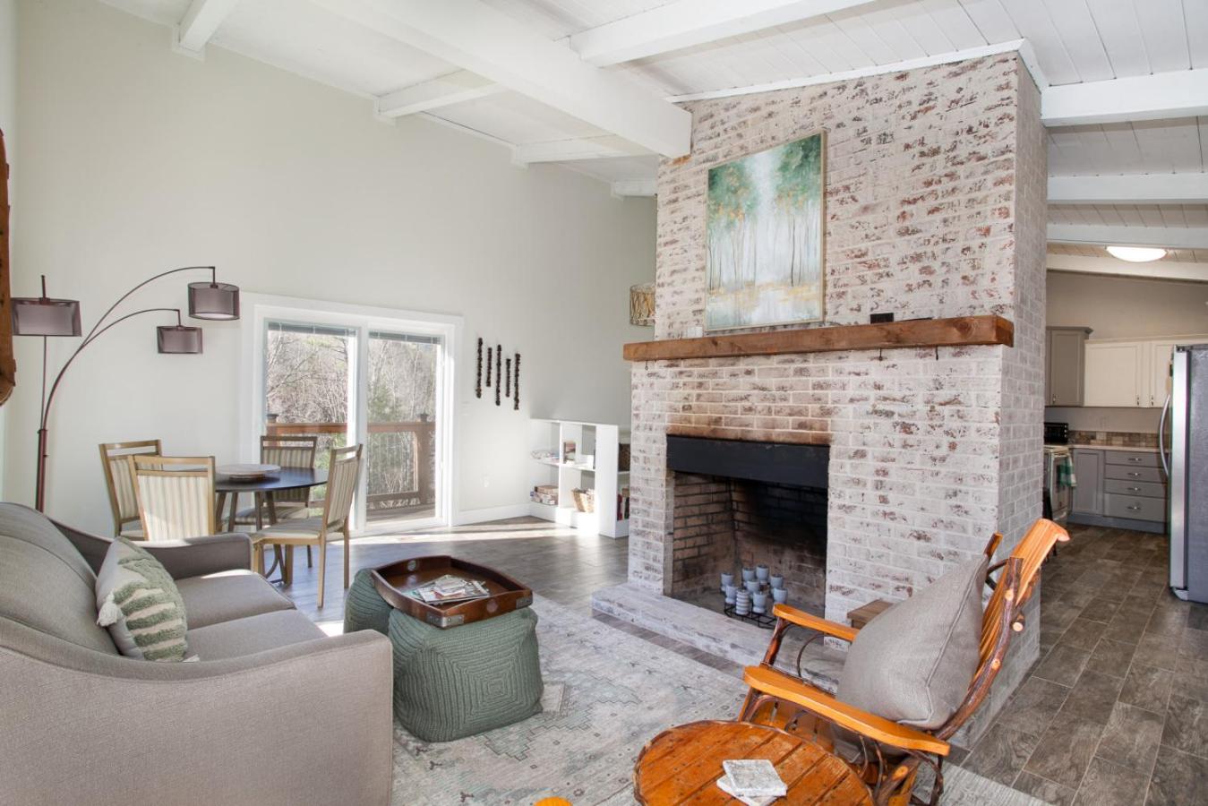 Peaceful Heights with Cozy Decks and Smart TV