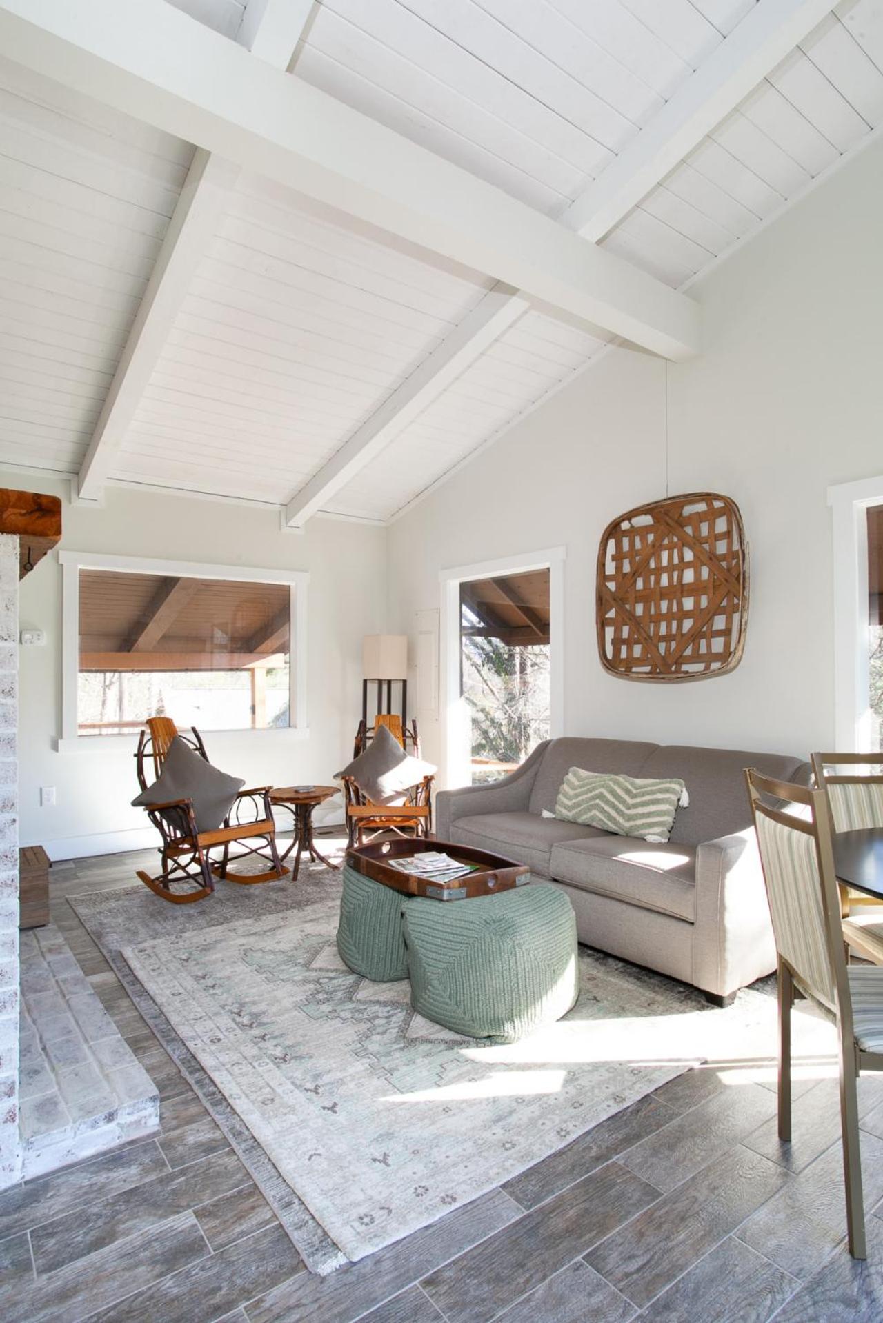 Peaceful Heights with Cozy Decks and Smart TV