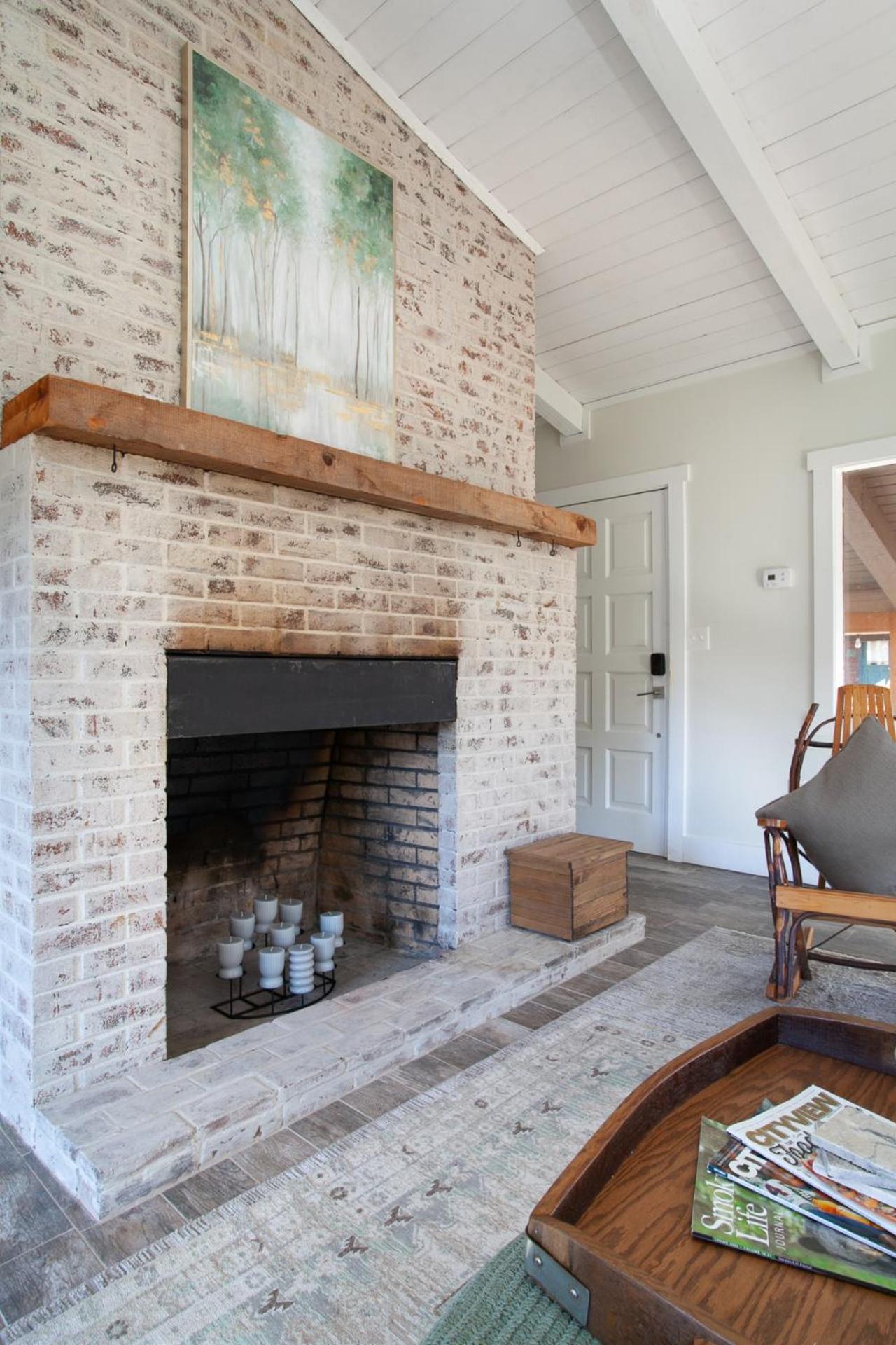 Peaceful Heights with Cozy Decks and Smart TV