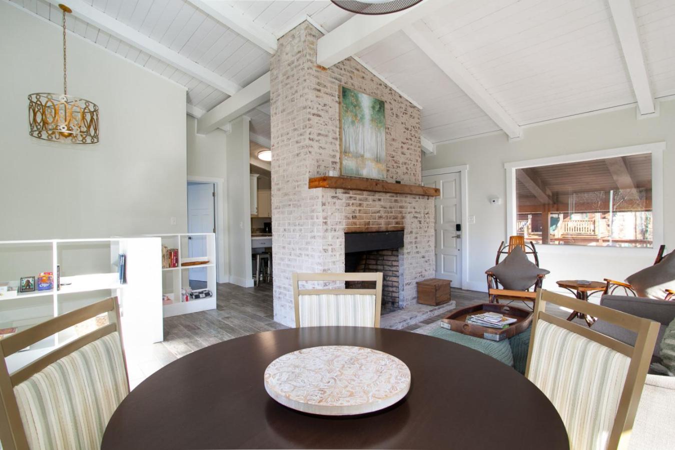 Peaceful Heights with Cozy Decks and Smart TV