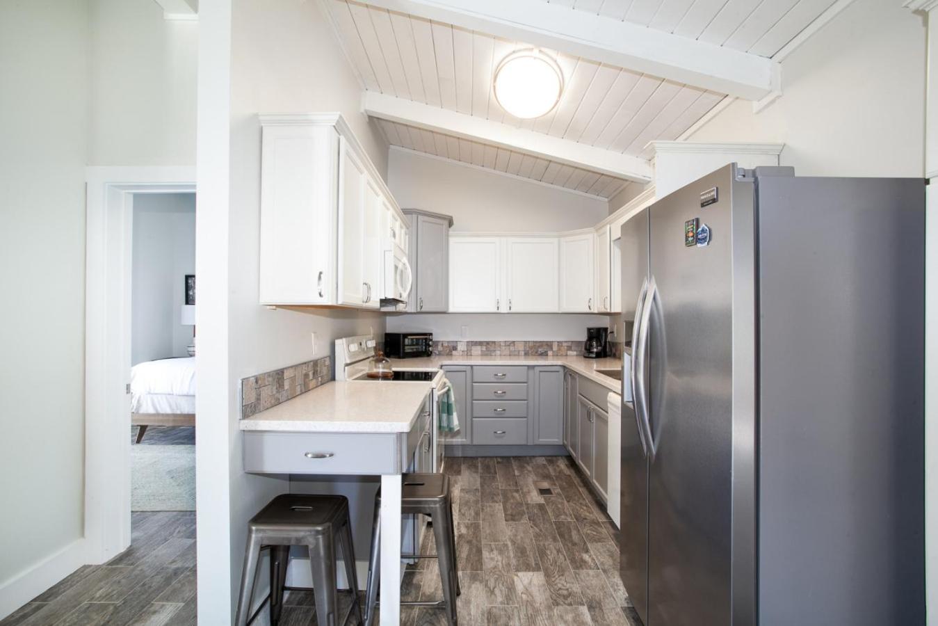 Peaceful Heights with Cozy Decks and Smart TV