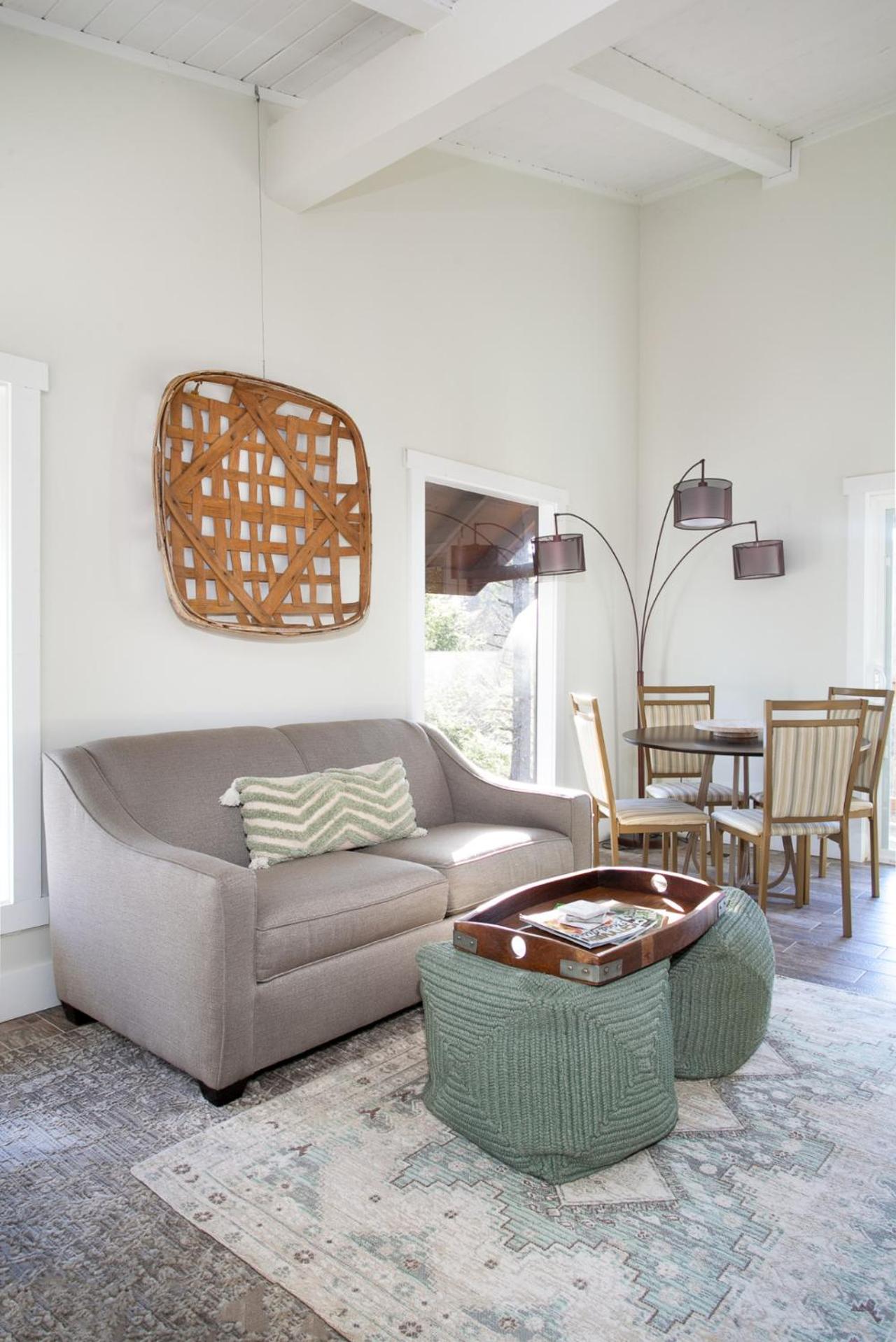 Peaceful Heights with Cozy Decks and Smart TV