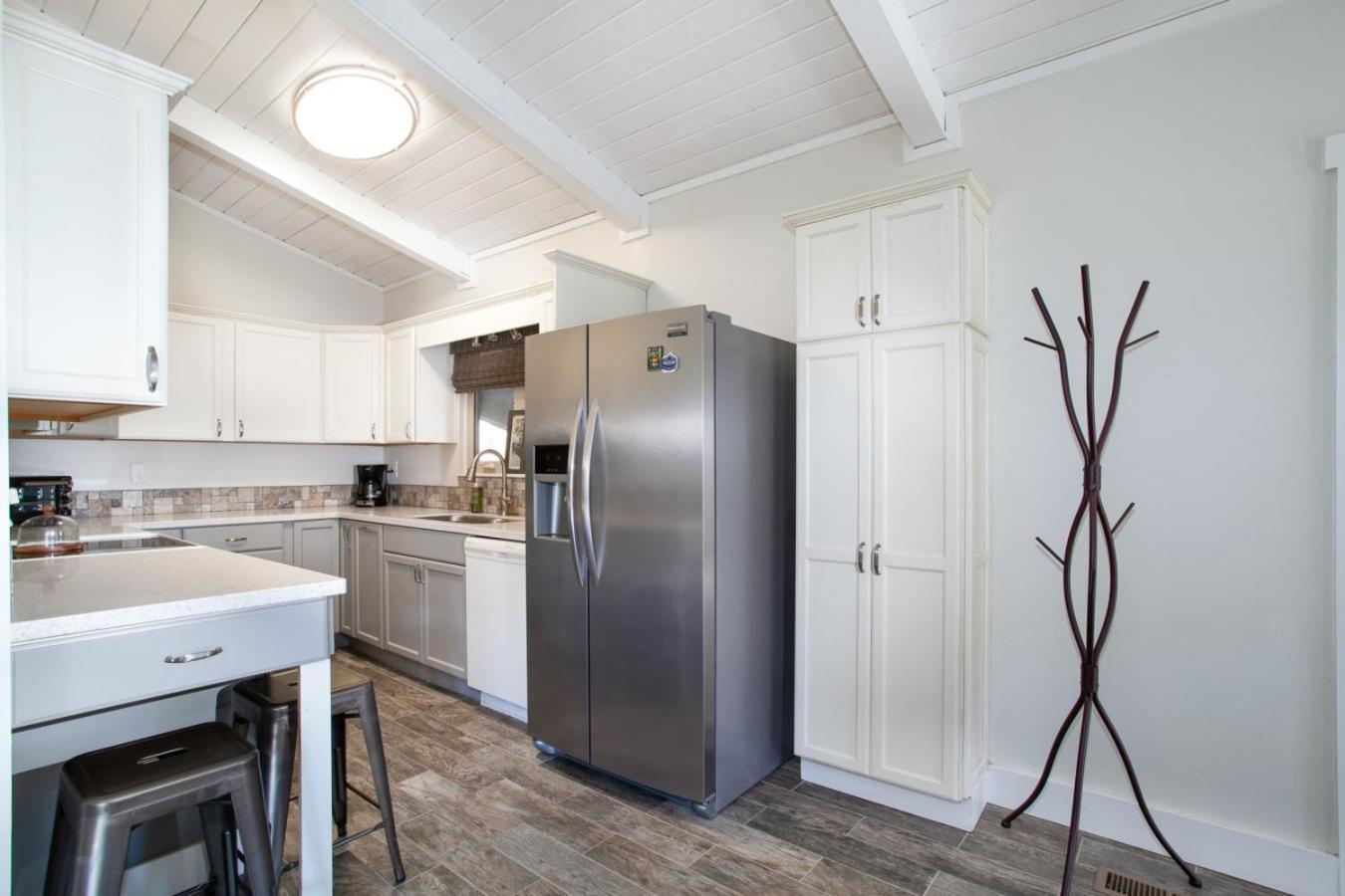 Peaceful Heights with Cozy Decks and Smart TV