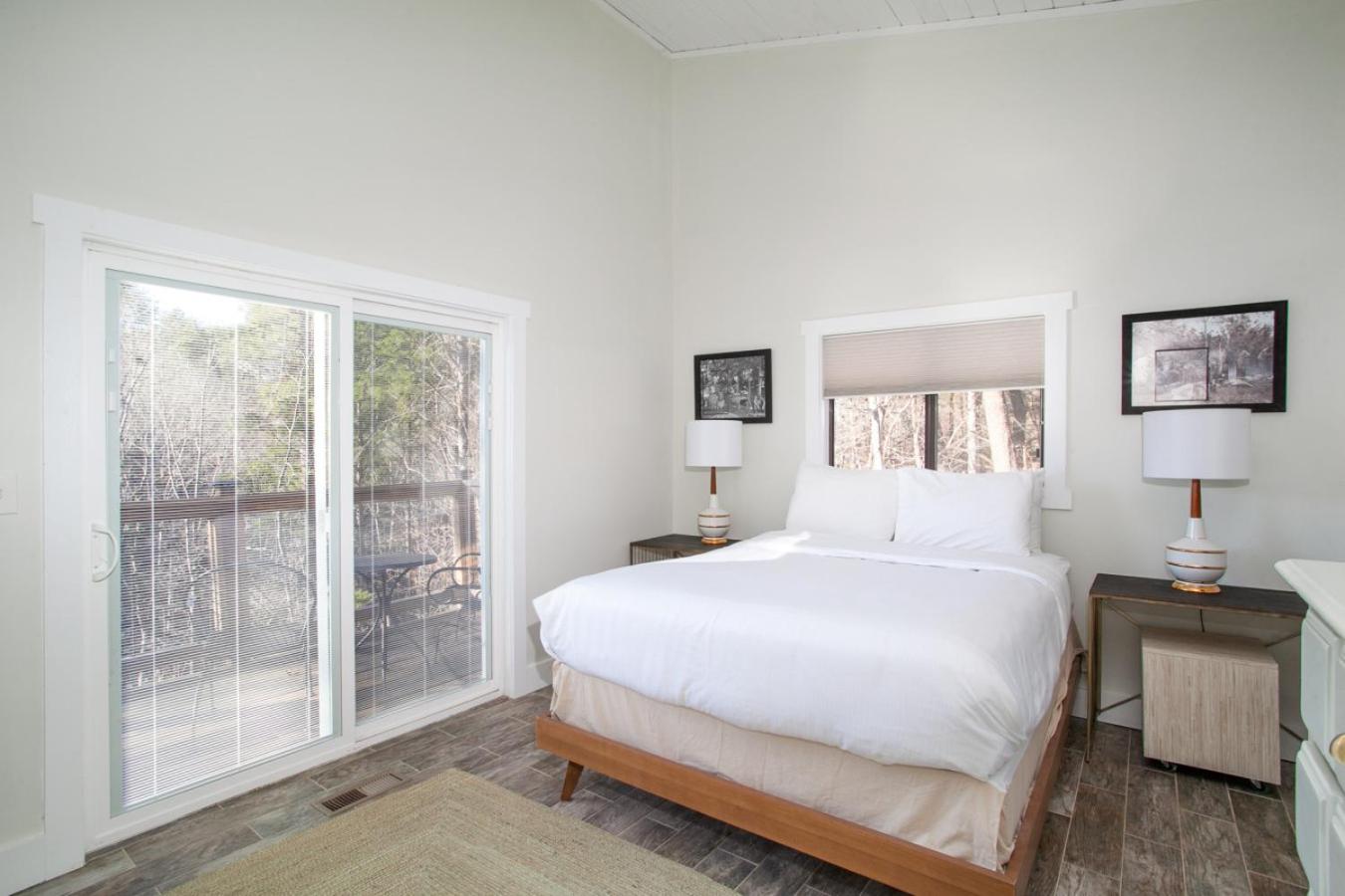 Peaceful Heights with Cozy Decks and Smart TV