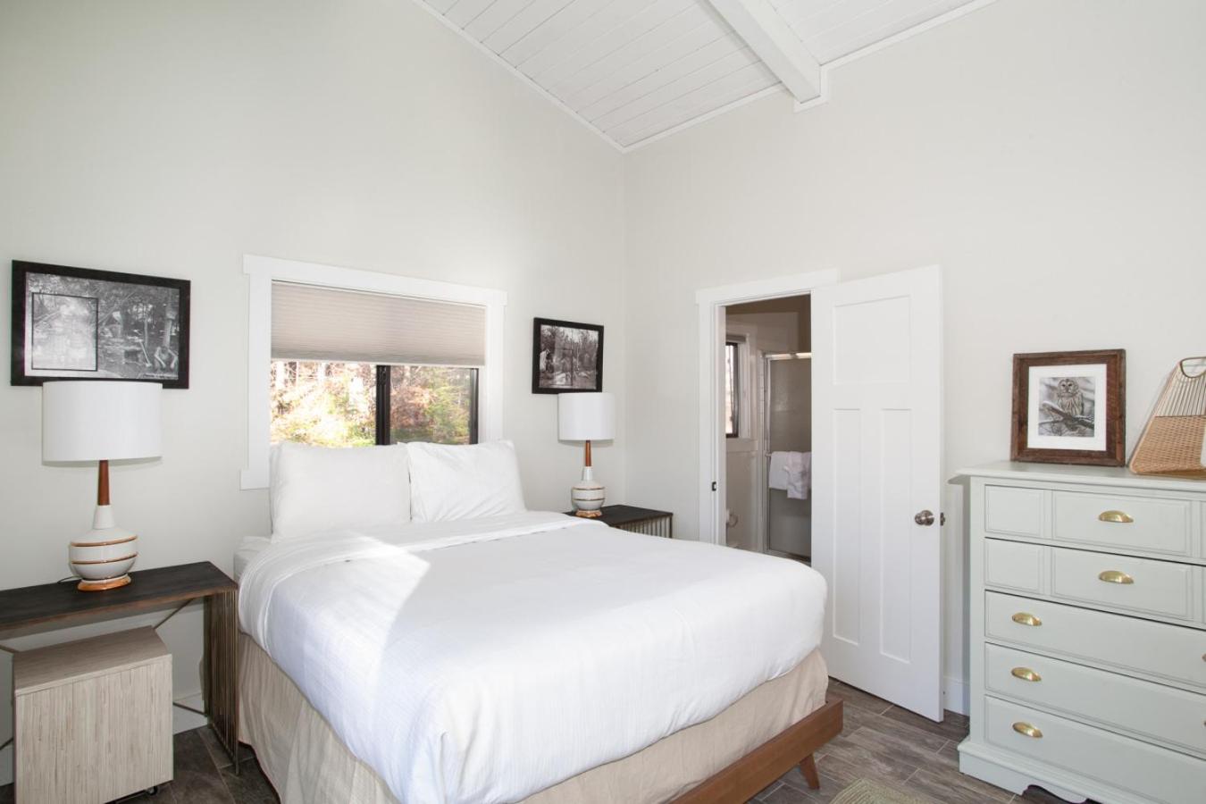 Peaceful Heights with Cozy Decks and Smart TV