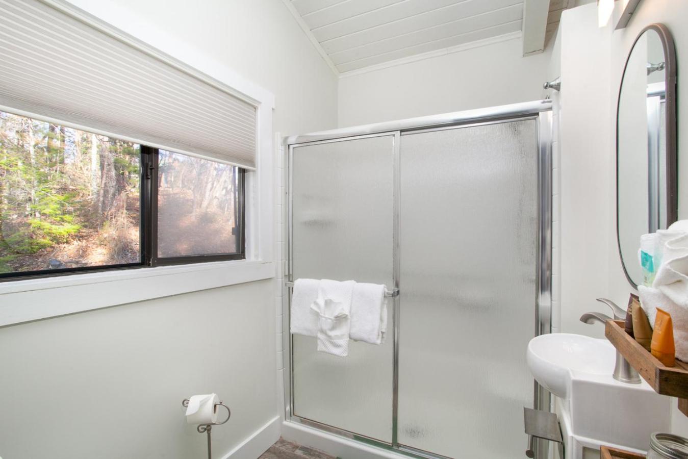 Peaceful Heights with Cozy Decks and Smart TV