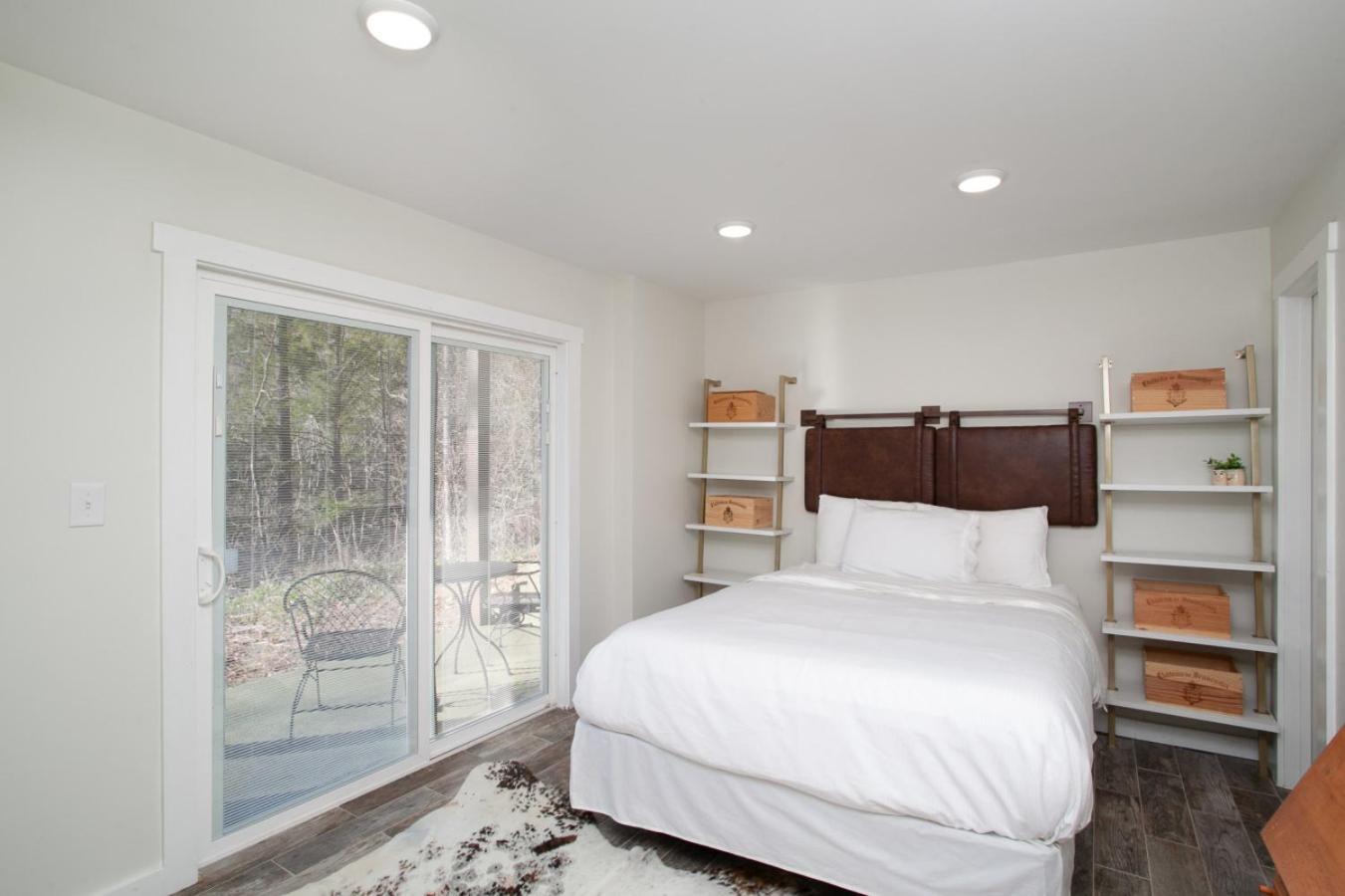 Peaceful Heights with Cozy Decks and Smart TV