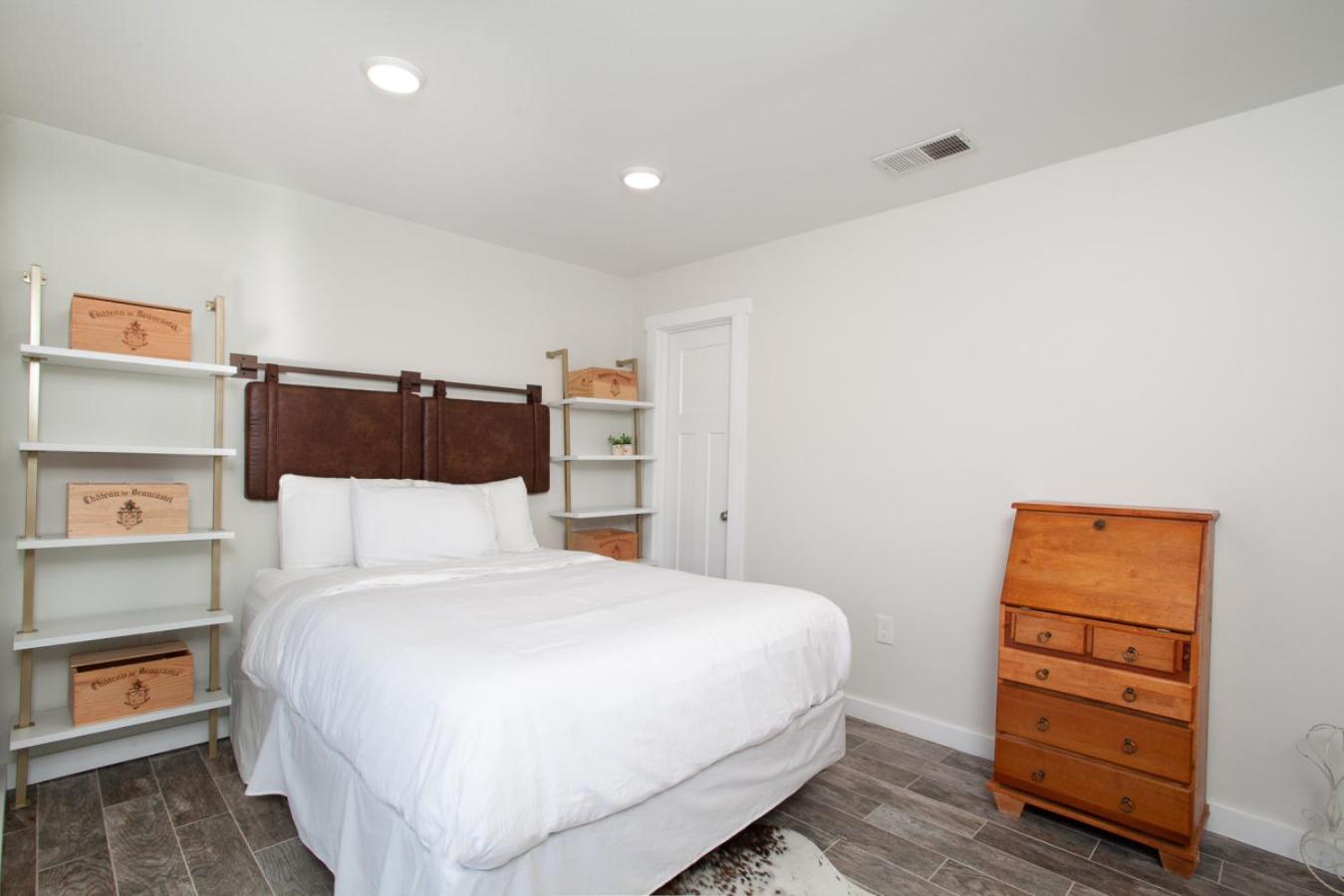 Peaceful Heights with Cozy Decks and Smart TV