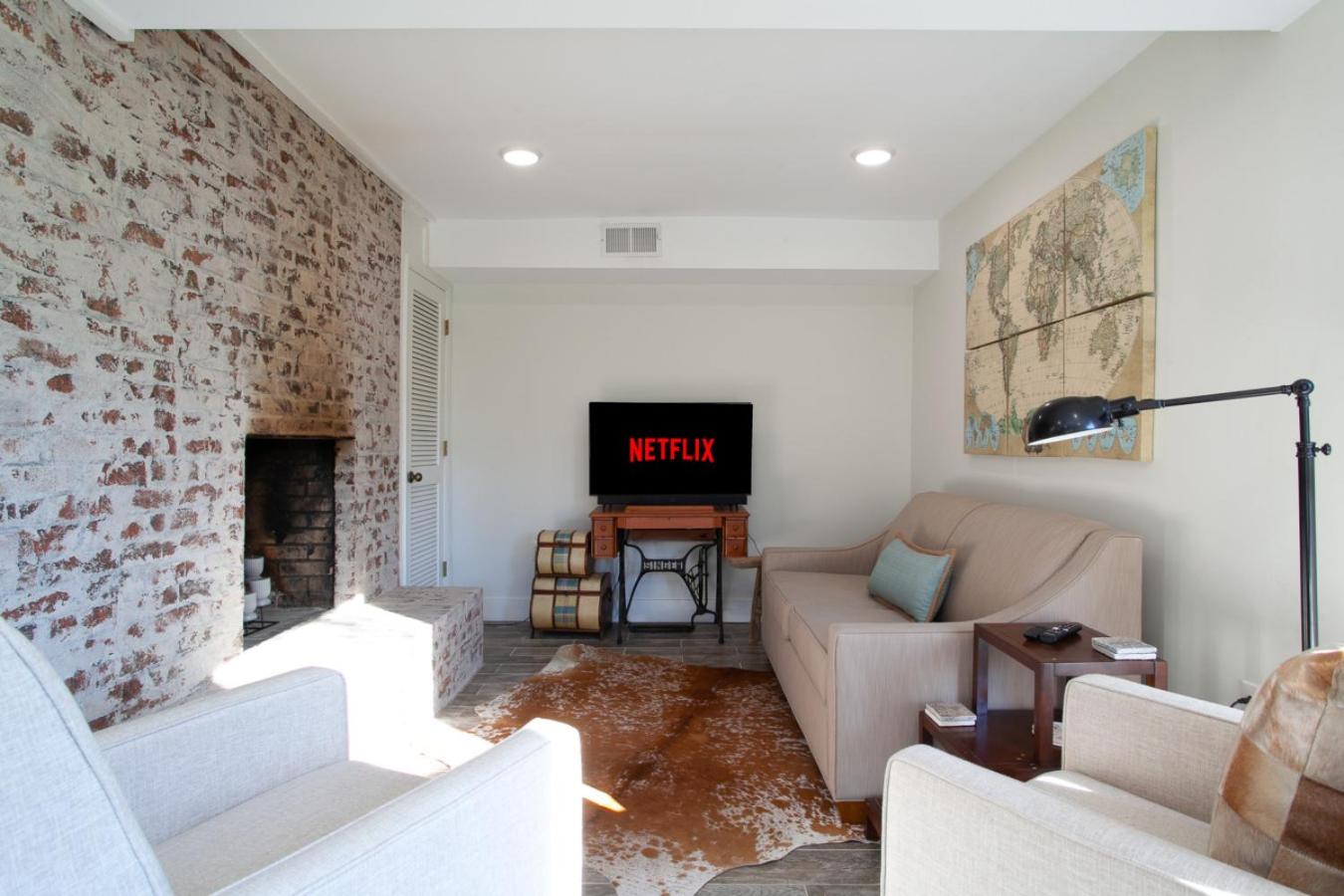 Peaceful Heights with Cozy Decks and Smart TV