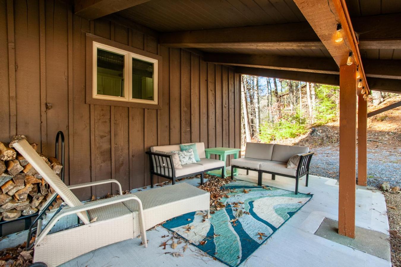Peaceful Heights with Cozy Decks and Smart TV