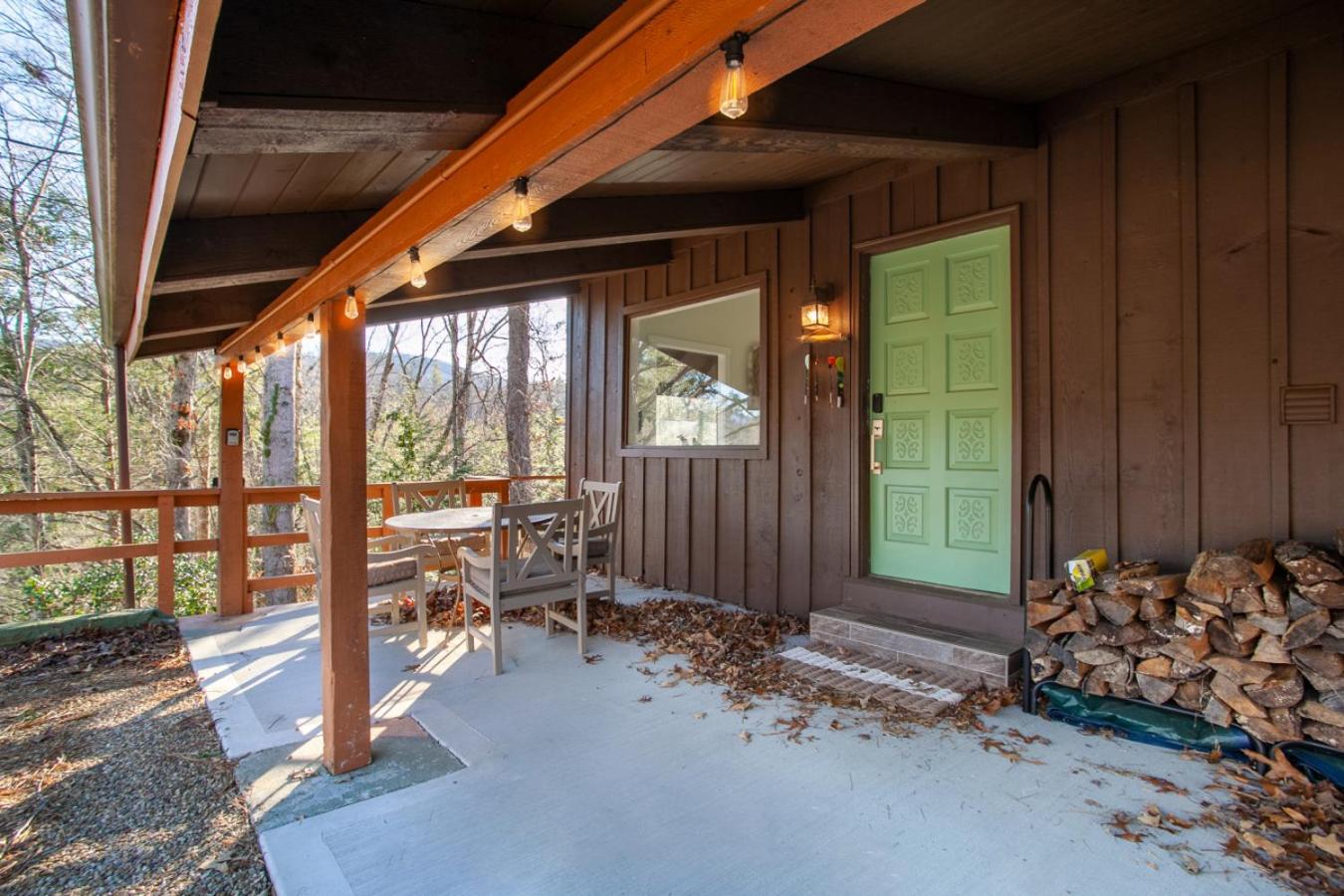 Peaceful Heights with Cozy Decks and Smart TV