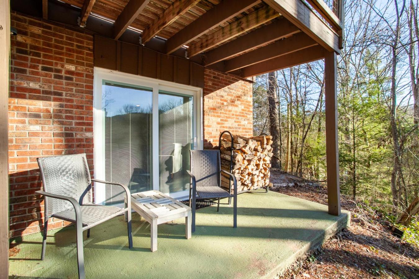 Peaceful Heights with Cozy Decks and Smart TV