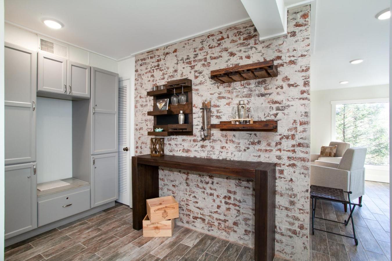 Peaceful Heights with Cozy Decks and Smart TV