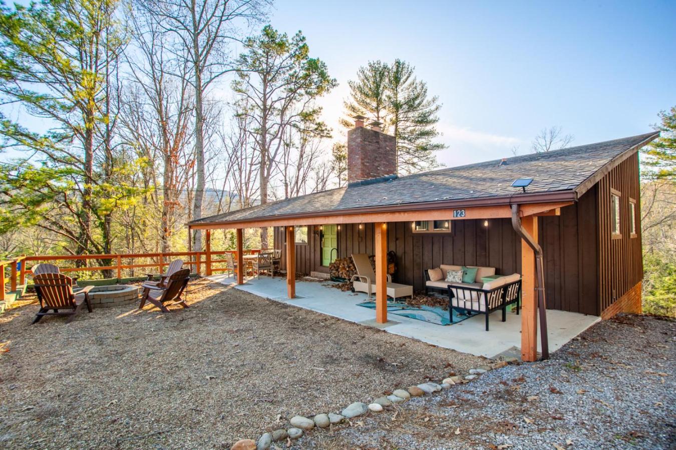 Peaceful Heights with Cozy Decks and Smart TV