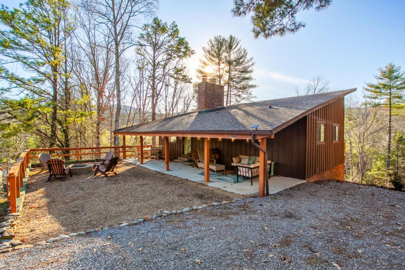 Peaceful Heights with Cozy Decks and Smart TV