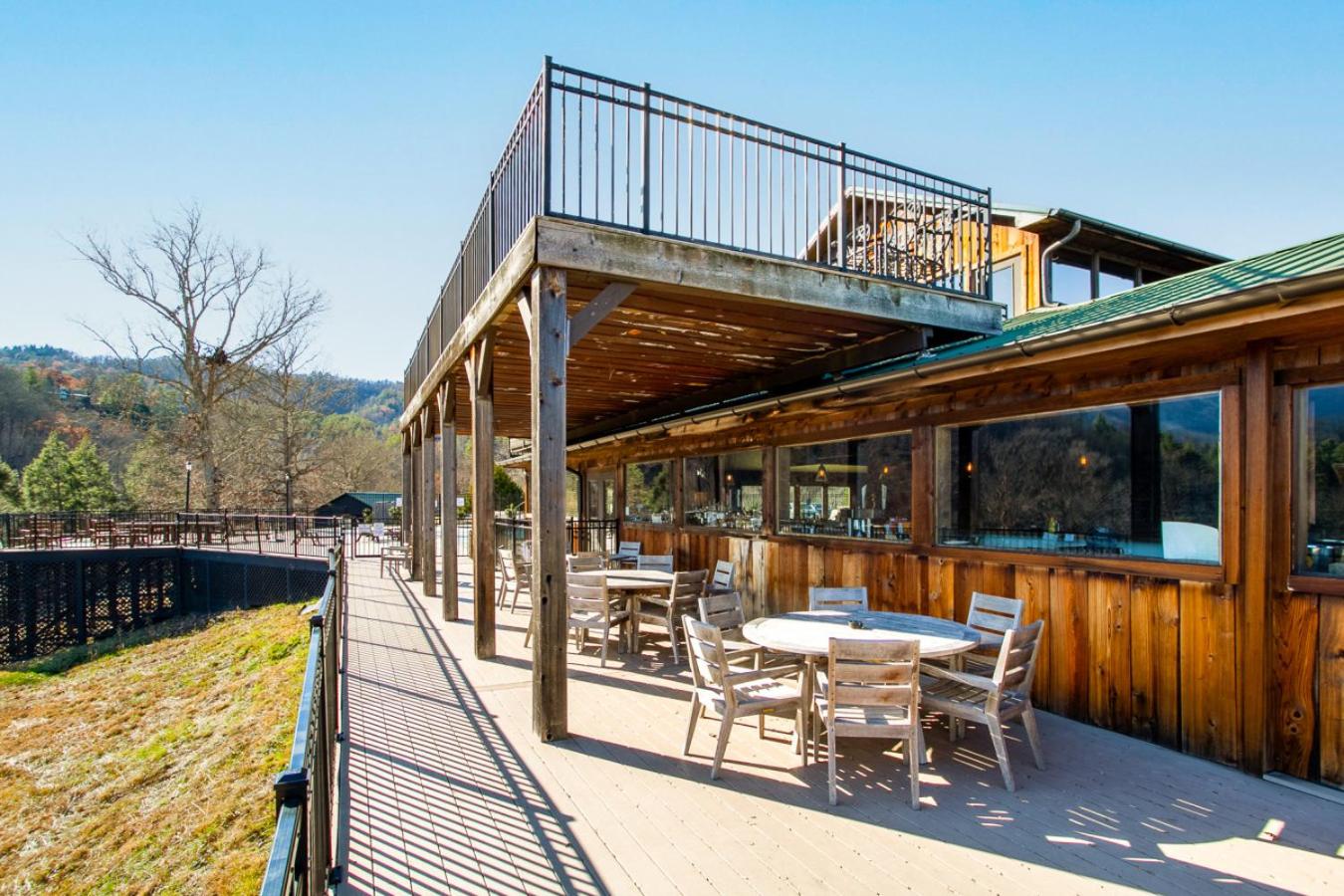 Peaceful Heights with Cozy Decks and Smart TV
