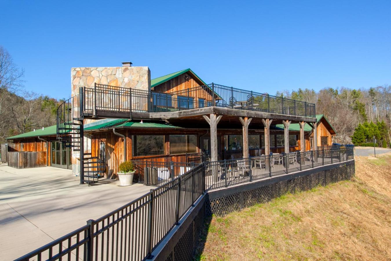 Peaceful Heights with Cozy Decks and Smart TV