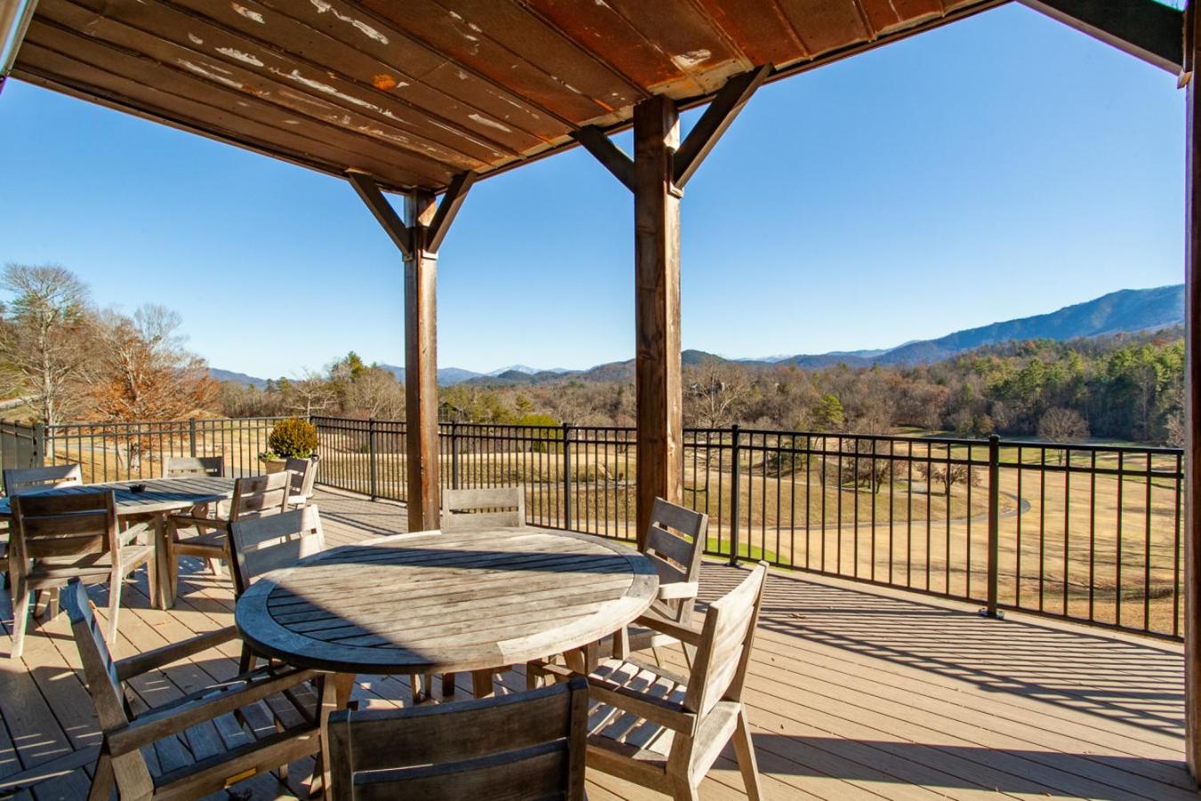 Peaceful Heights with Cozy Decks and Smart TV