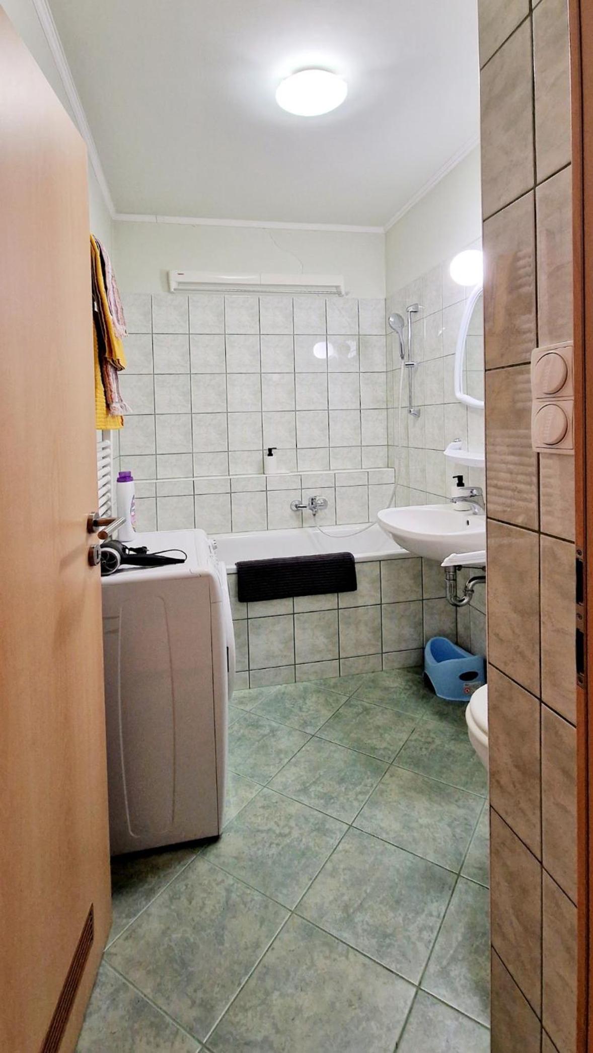 H10 Apartment with FREE PARKING