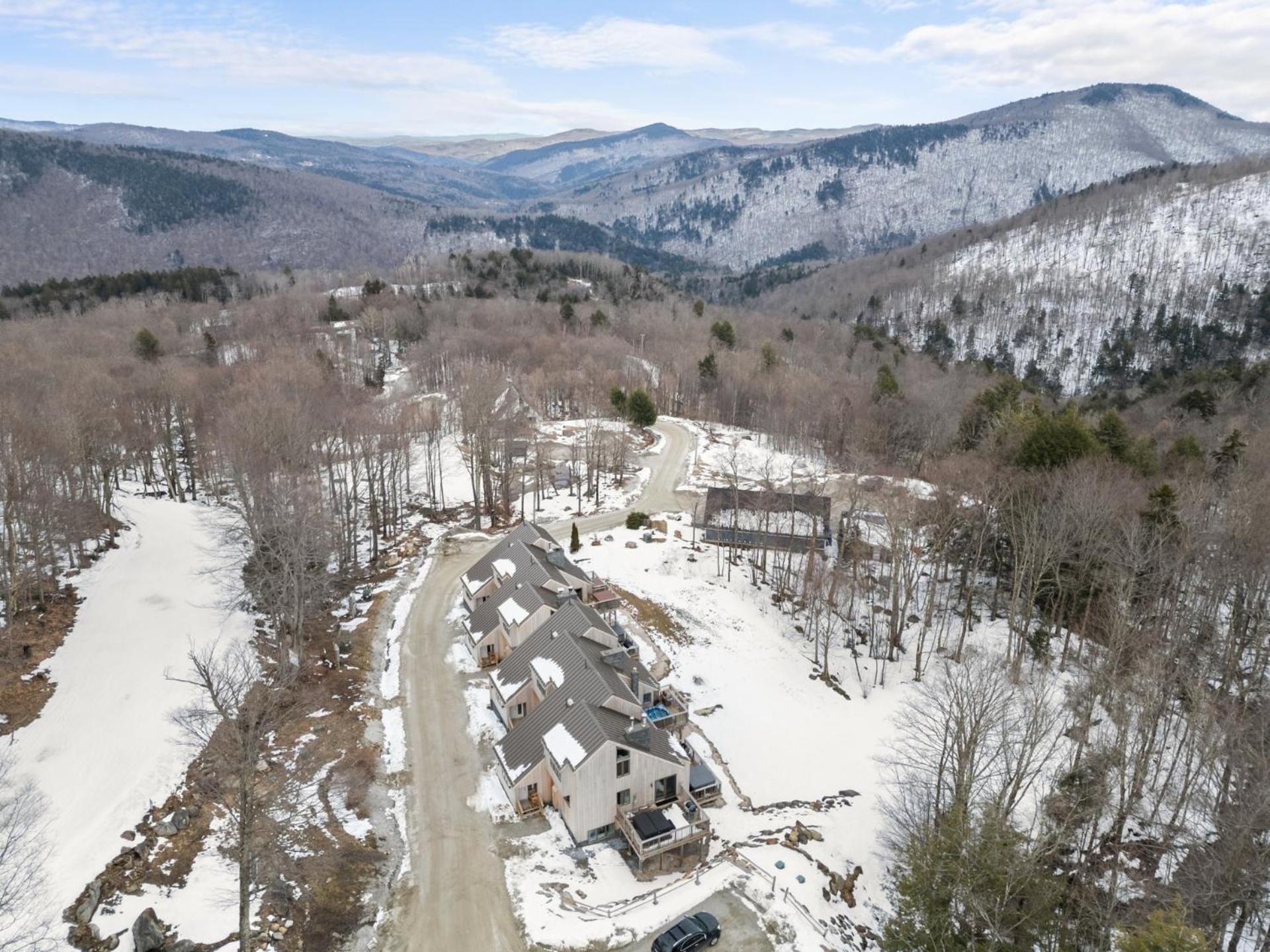 Trailside Village #4 - Slopeside 3BR with Hot Tub and Sauna, Ski In Ski Out on Great Eastern Trail