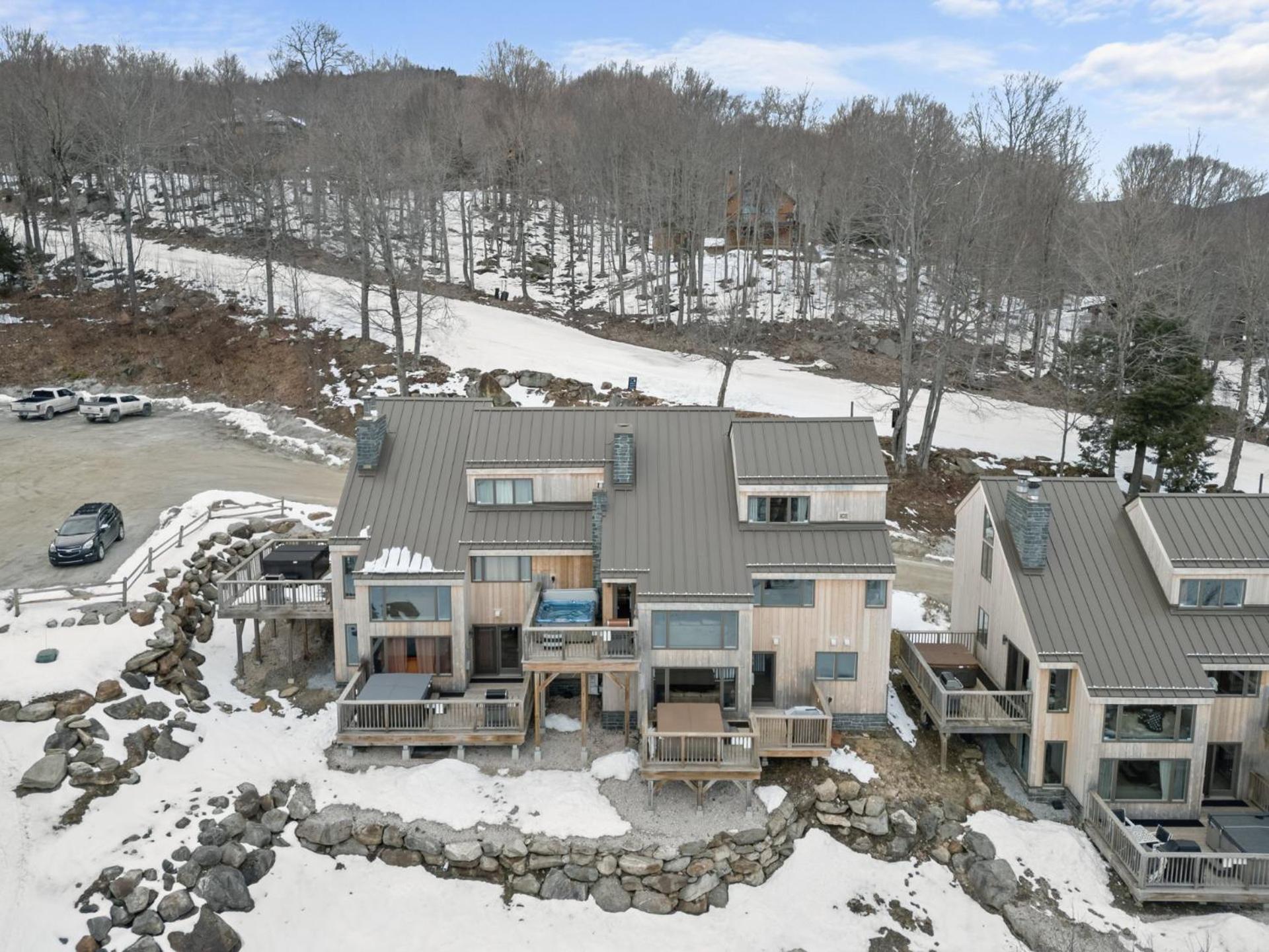 Trailside Village #4 - Slopeside 3BR with Hot Tub and Sauna, Ski In Ski Out on Great Eastern Trail