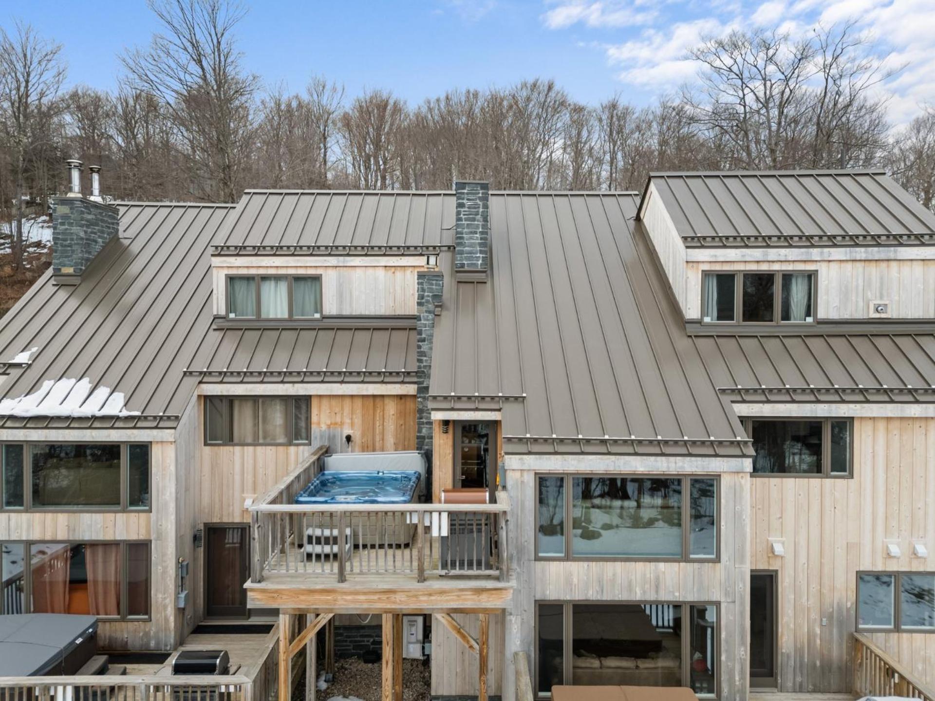 Trailside Village #4 - Slopeside 3BR with Hot Tub and Sauna, Ski In Ski Out on Great Eastern Trail
