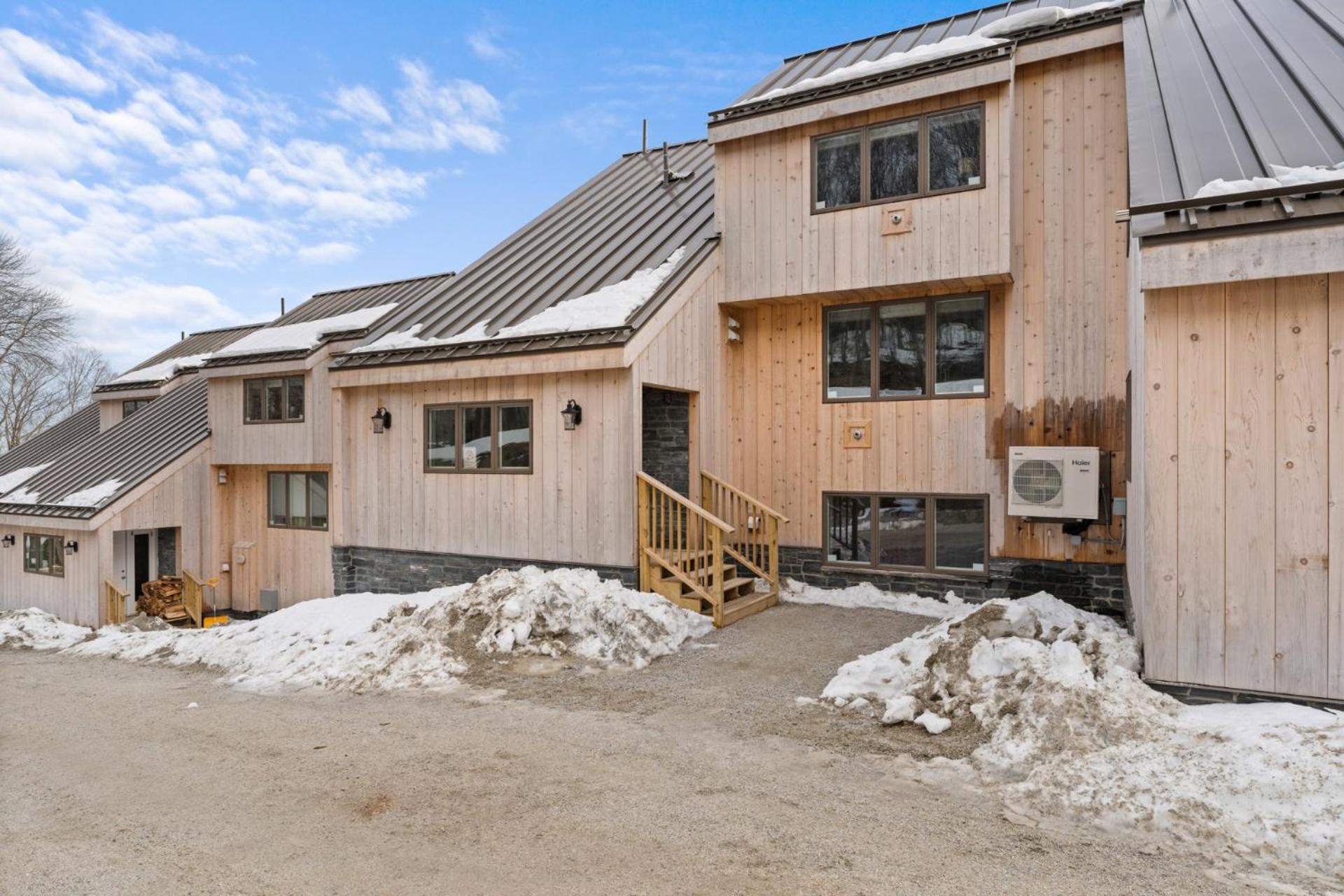 Trailside Village #4 - Slopeside 3BR with Hot Tub and Sauna, Ski In Ski Out on Great Eastern Trail