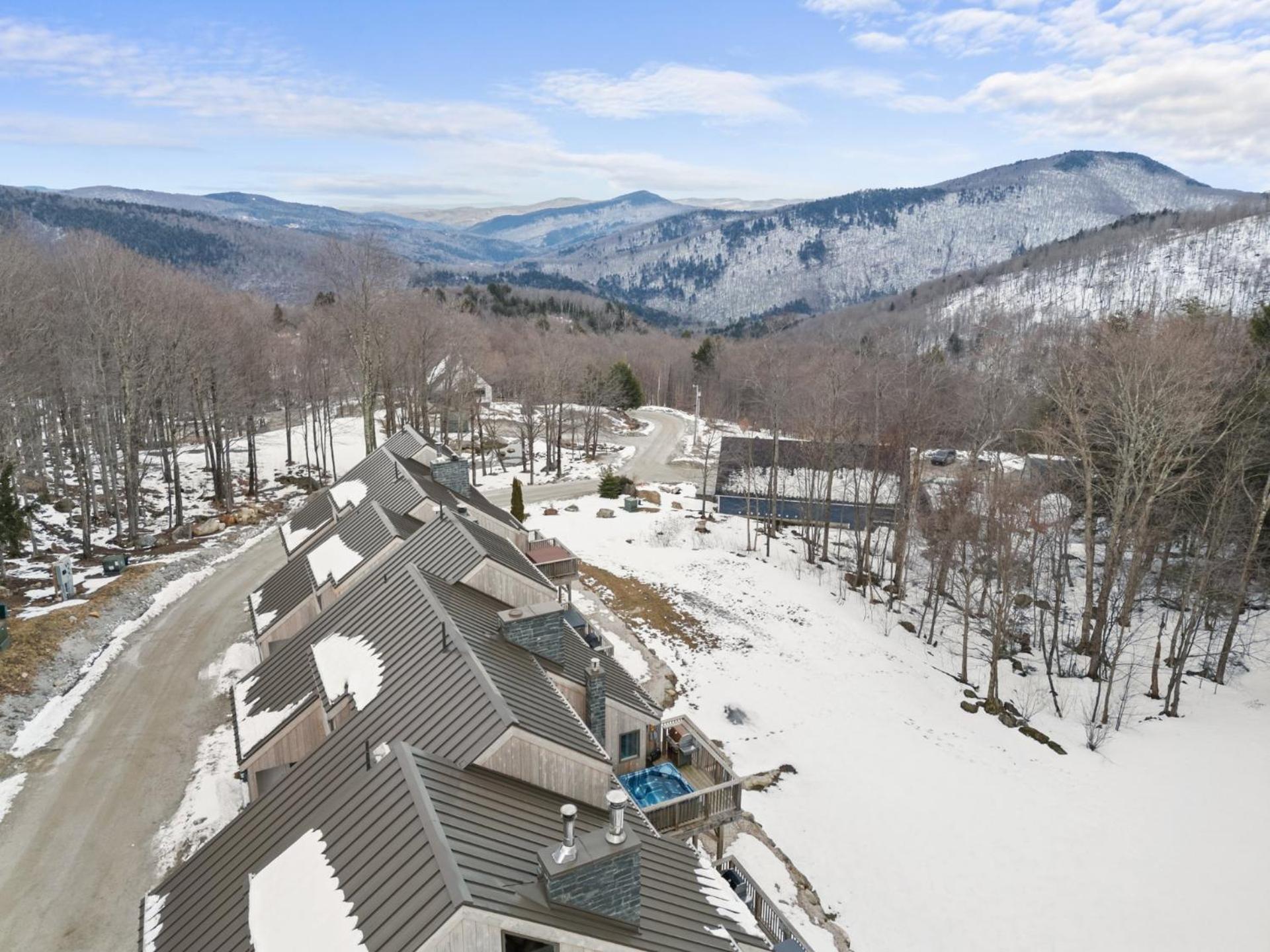Trailside Village #4 - Slopeside 3BR with Hot Tub and Sauna, Ski In Ski Out on Great Eastern Trail