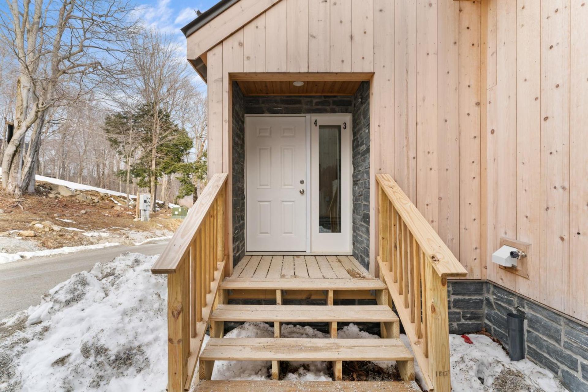 Trailside Village #4 - Slopeside 3BR with Hot Tub and Sauna, Ski In Ski Out on Great Eastern Trail