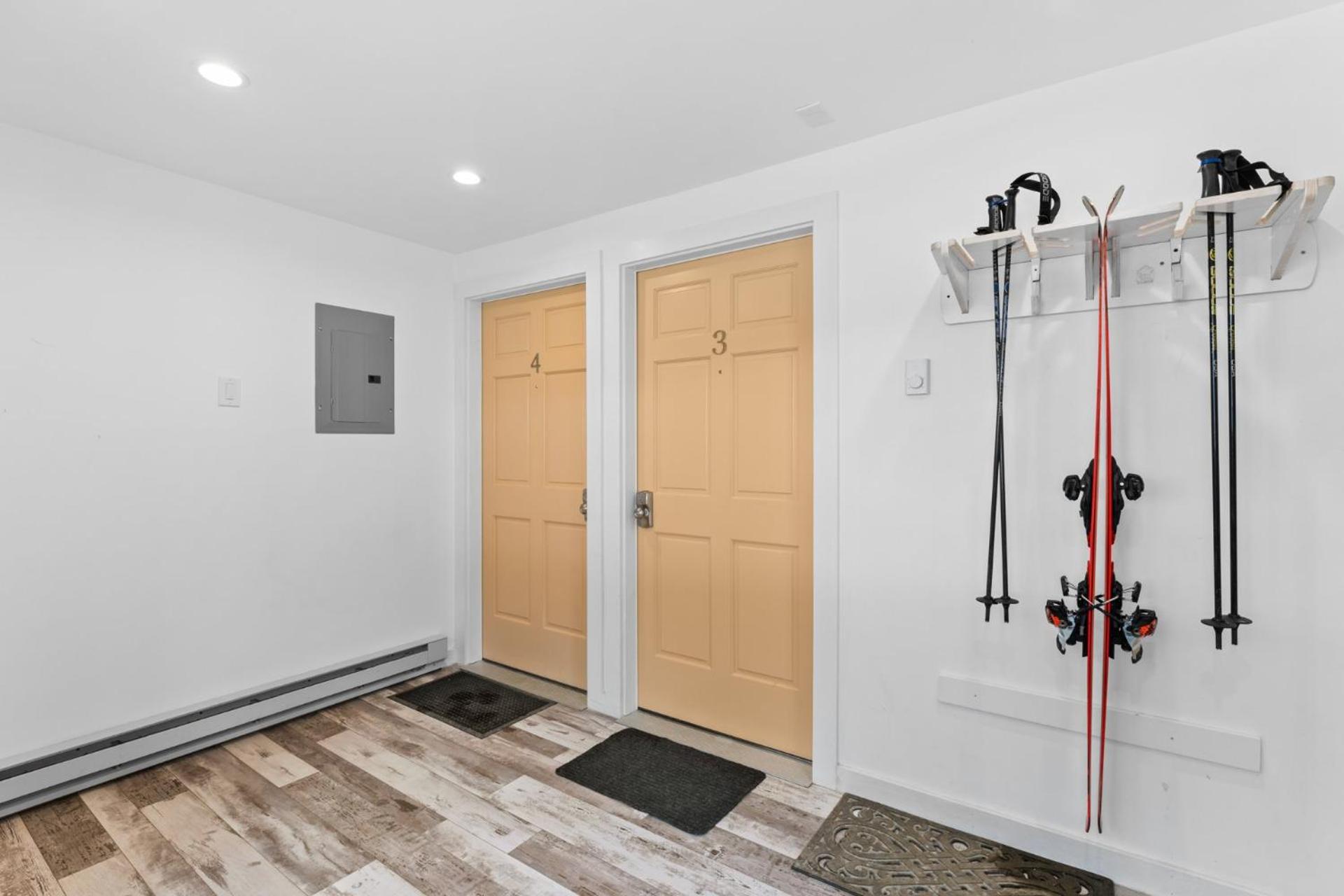 Trailside Village #4 - Slopeside 3BR with Hot Tub and Sauna, Ski In Ski Out on Great Eastern Trail