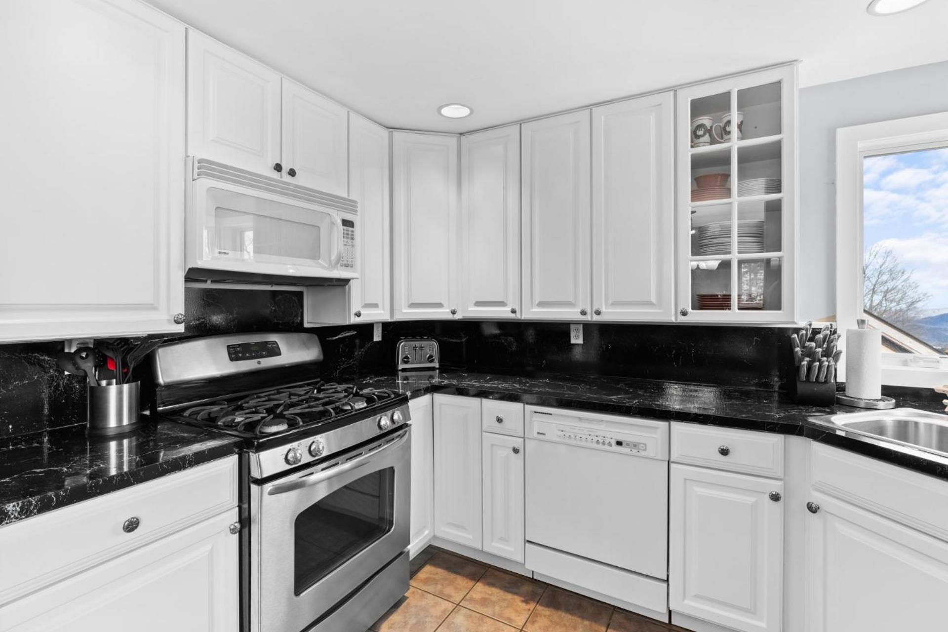 Trailside Village #4 - Slopeside 3BR with Hot Tub and Sauna, Ski In Ski Out on Great Eastern Trail