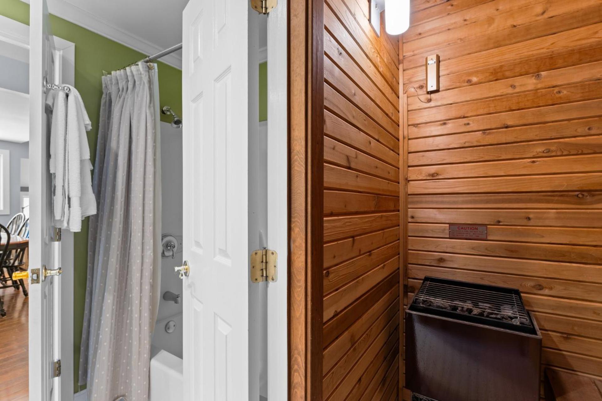 Trailside Village #4 - Slopeside 3BR with Hot Tub and Sauna, Ski In Ski Out on Great Eastern Trail