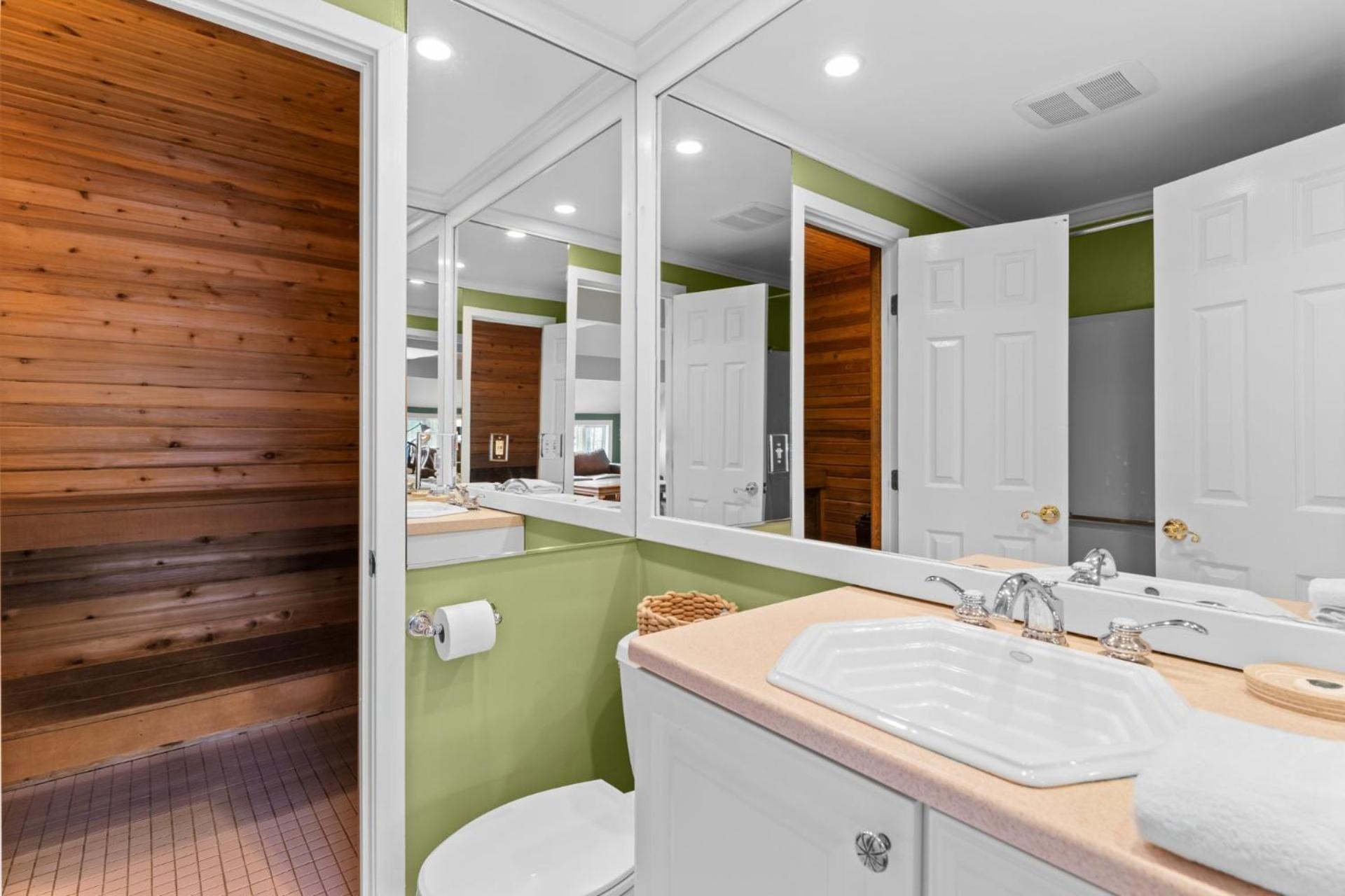 Trailside Village #4 - Slopeside 3BR with Hot Tub and Sauna, Ski In Ski Out on Great Eastern Trail