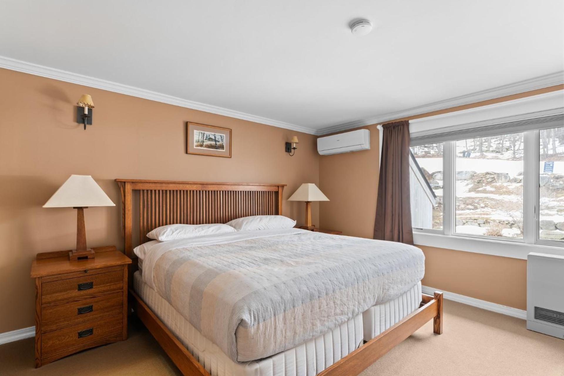 Trailside Village #4 - Slopeside 3BR with Hot Tub and Sauna, Ski In Ski Out on Great Eastern Trail