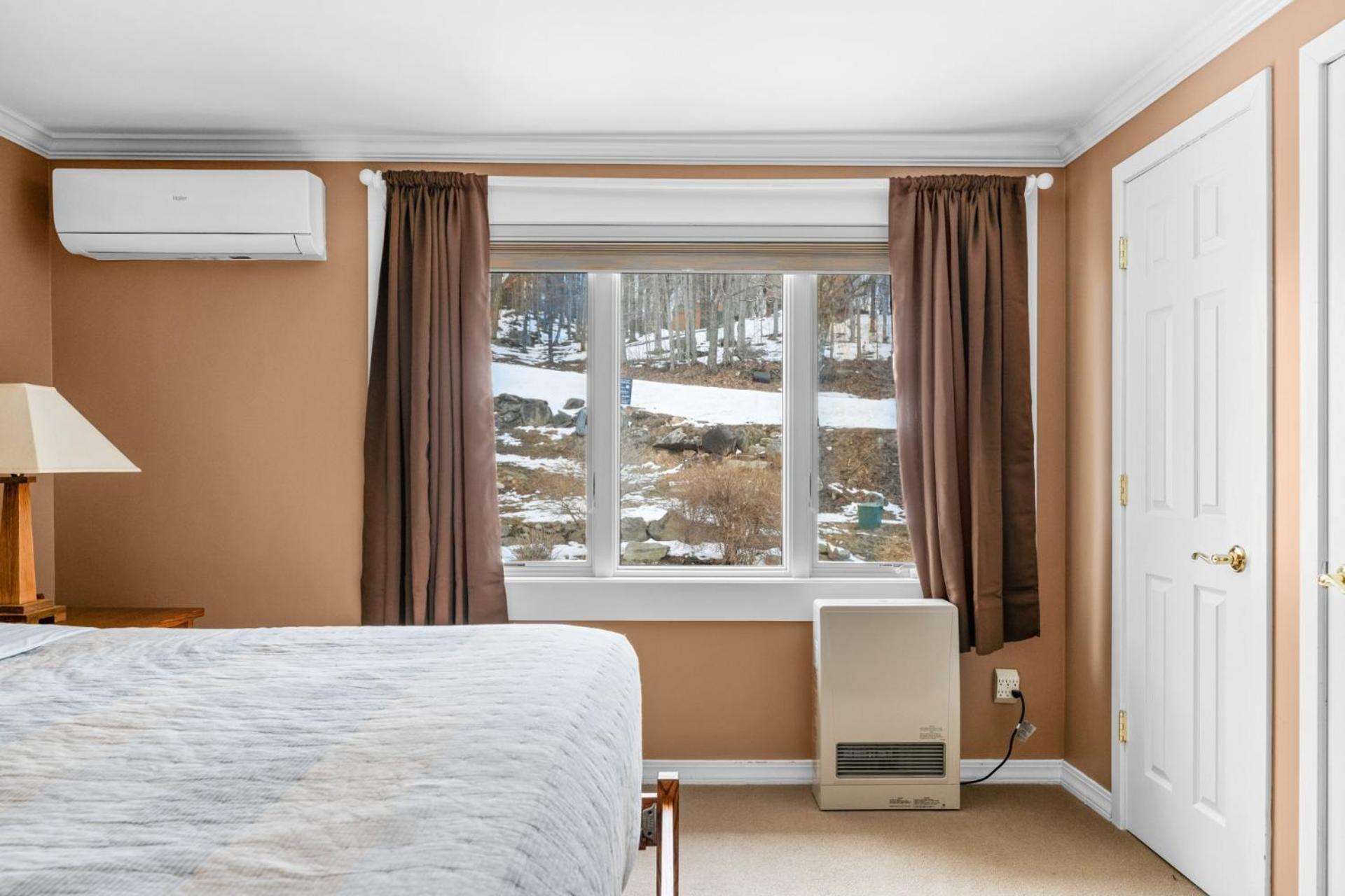 Trailside Village #4 - Slopeside 3BR with Hot Tub and Sauna, Ski In Ski Out on Great Eastern Trail