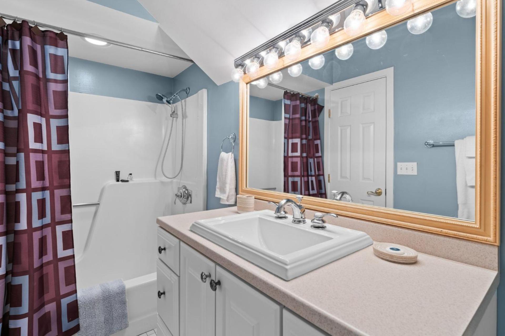 Trailside Village #4 - Slopeside 3BR with Hot Tub and Sauna, Ski In Ski Out on Great Eastern Trail