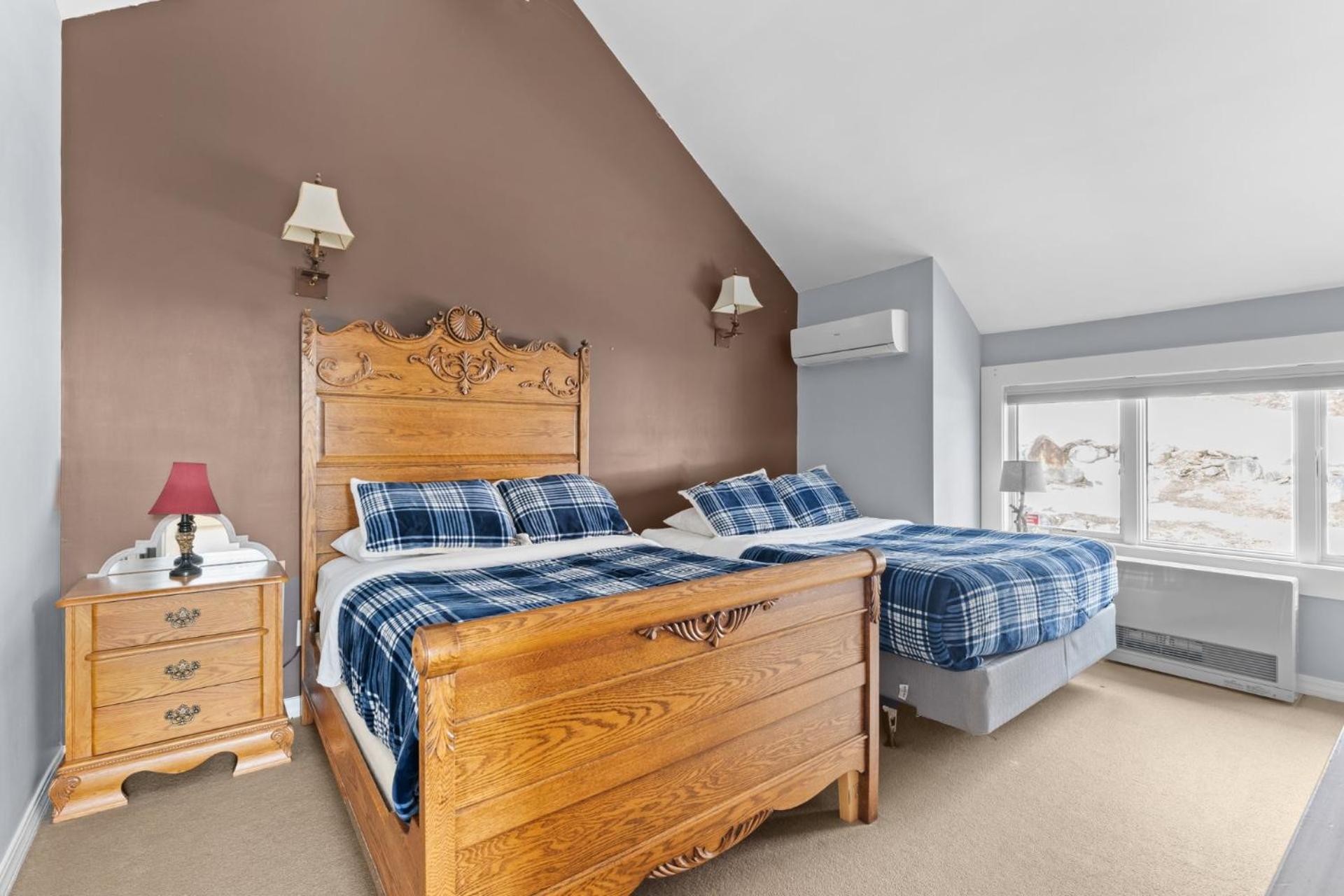 Trailside Village #4 - Slopeside 3BR with Hot Tub and Sauna, Ski In Ski Out on Great Eastern Trail