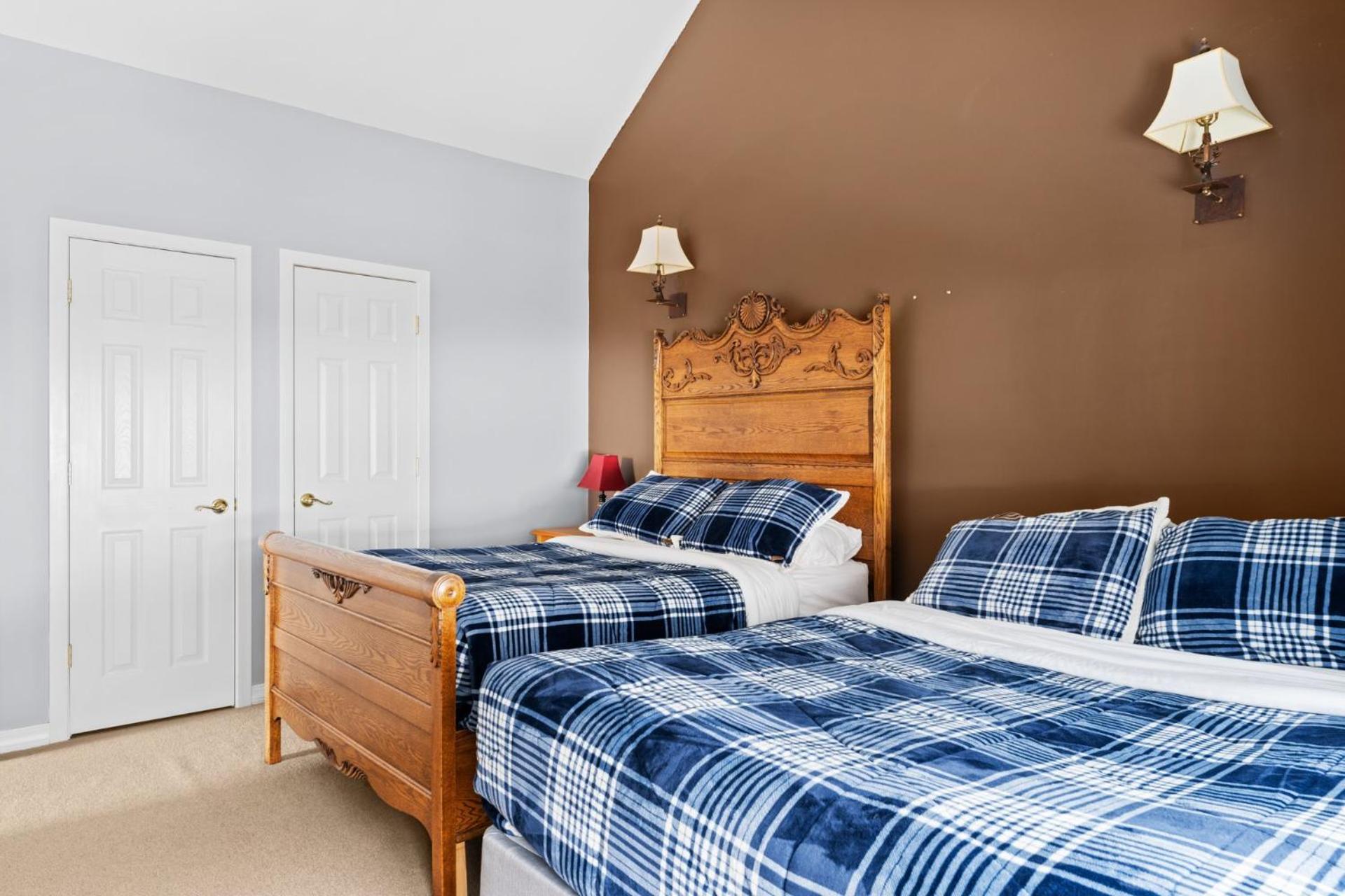 Trailside Village #4 - Slopeside 3BR with Hot Tub and Sauna, Ski In Ski Out on Great Eastern Trail