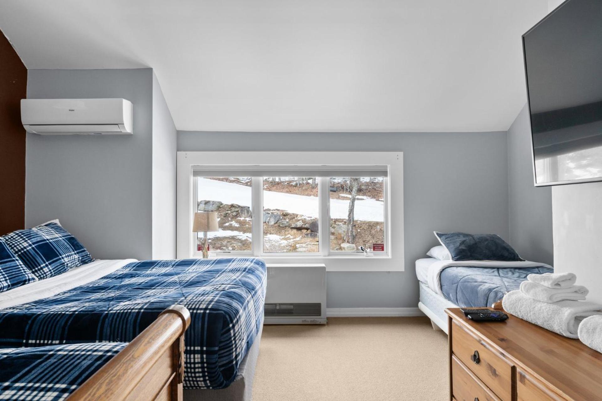 Trailside Village #4 - Slopeside 3BR with Hot Tub and Sauna, Ski In Ski Out on Great Eastern Trail