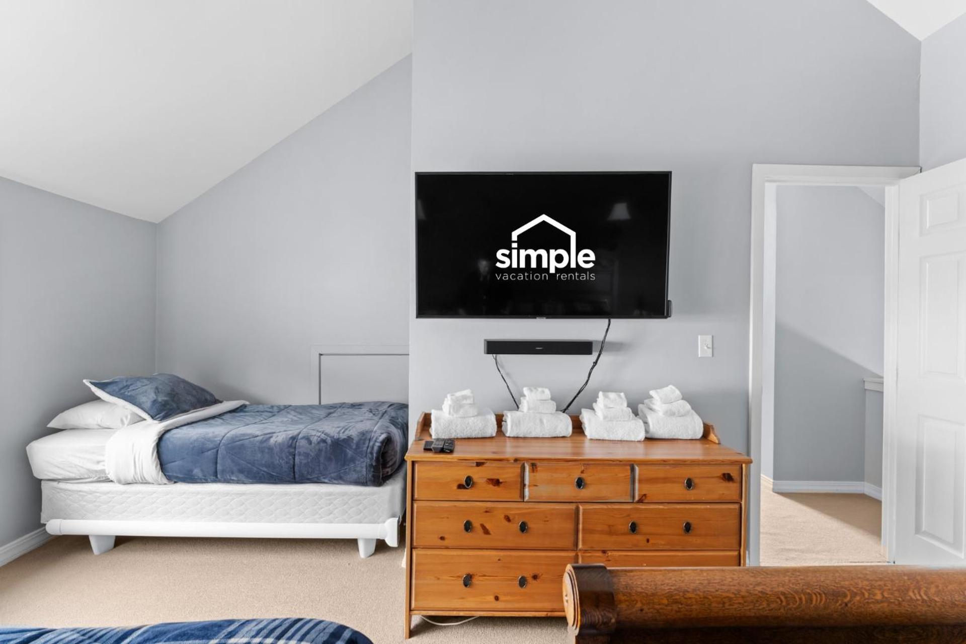Trailside Village #4 - Slopeside 3BR with Hot Tub and Sauna, Ski In Ski Out on Great Eastern Trail