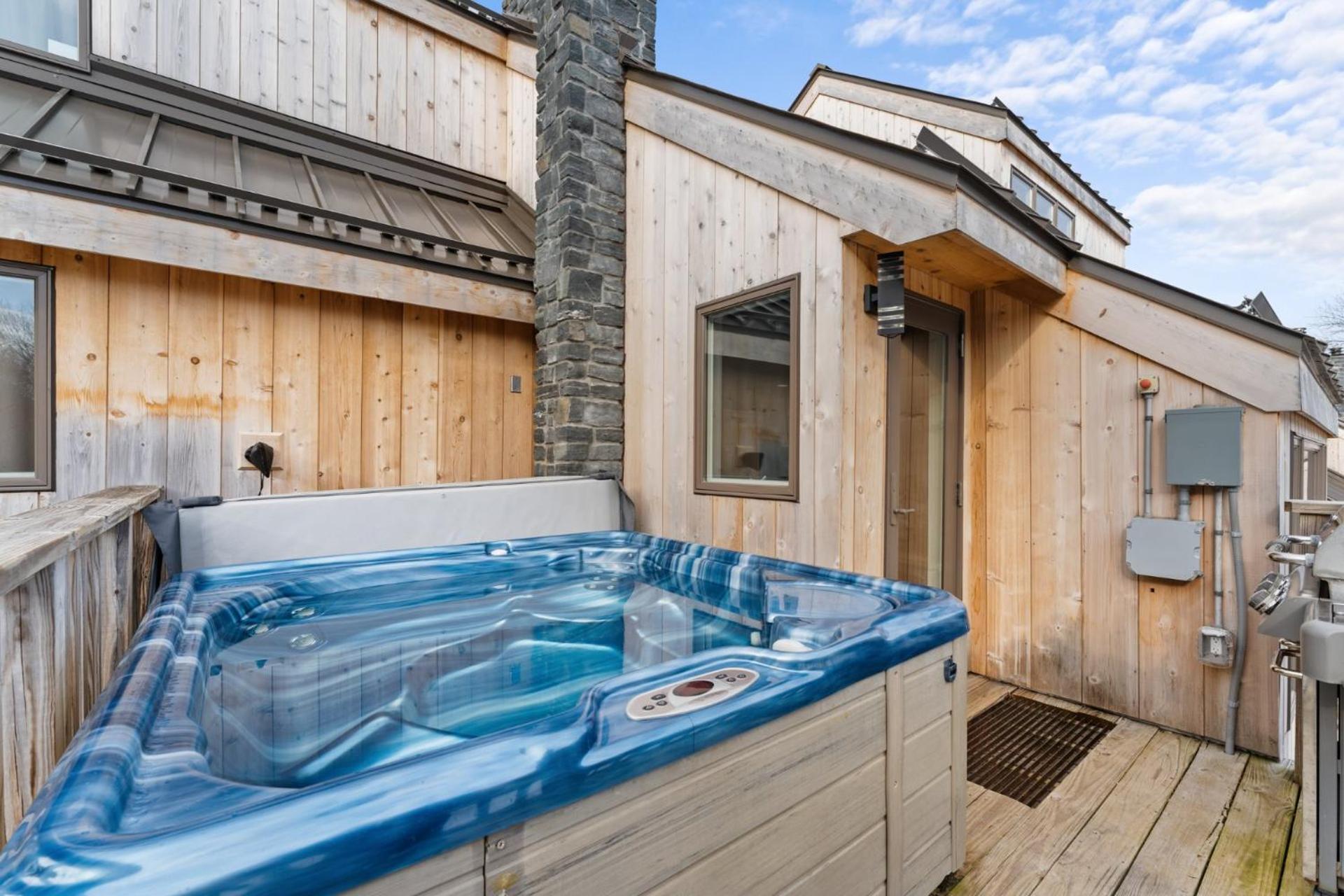 Trailside Village #4 - Slopeside 3BR with Hot Tub and Sauna, Ski In Ski Out on Great Eastern Trail