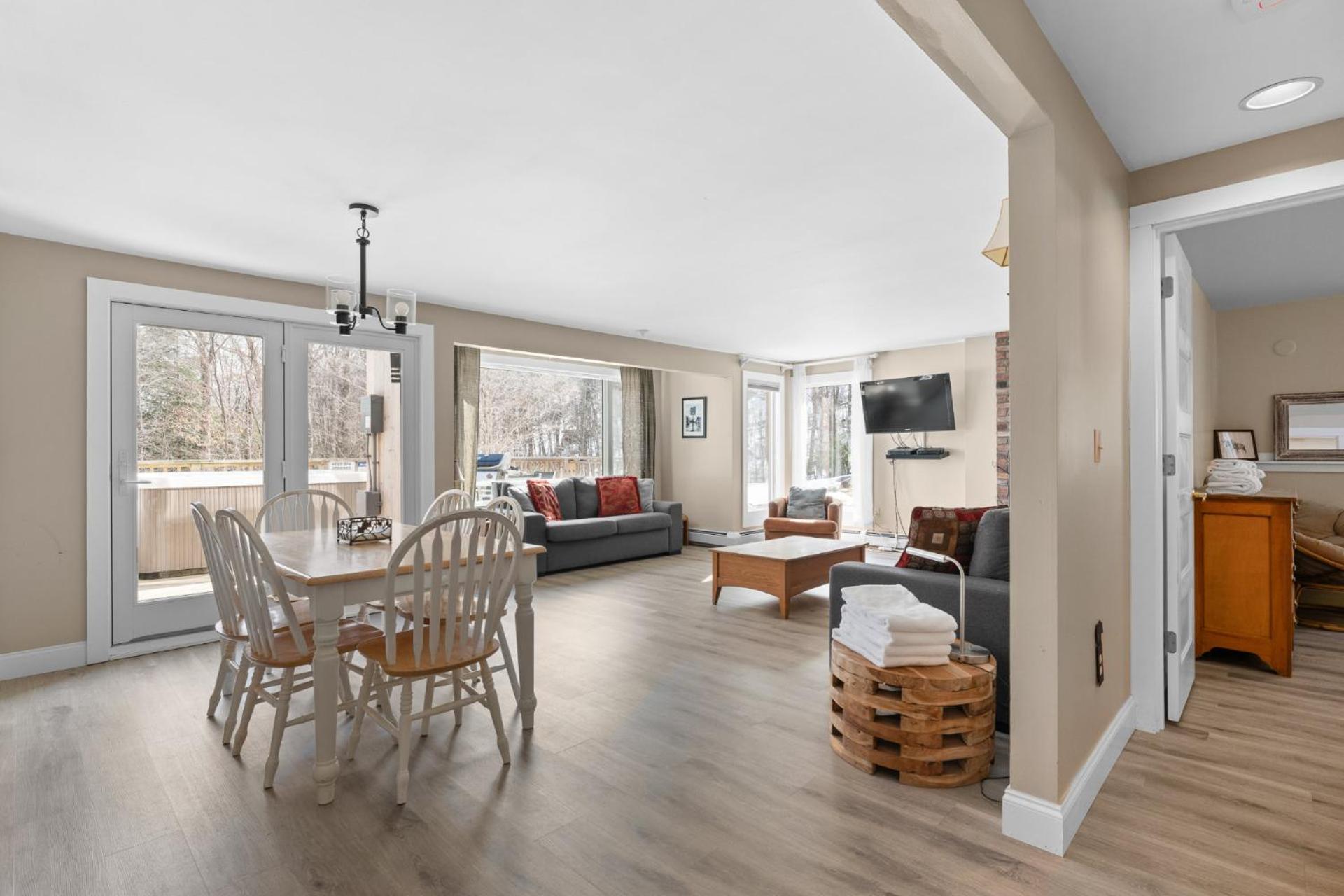 Trailside Village #5 - Slopeside 1BR with Hot Tub and Sauna, Ski In Ski Out on Great Eastern Trail