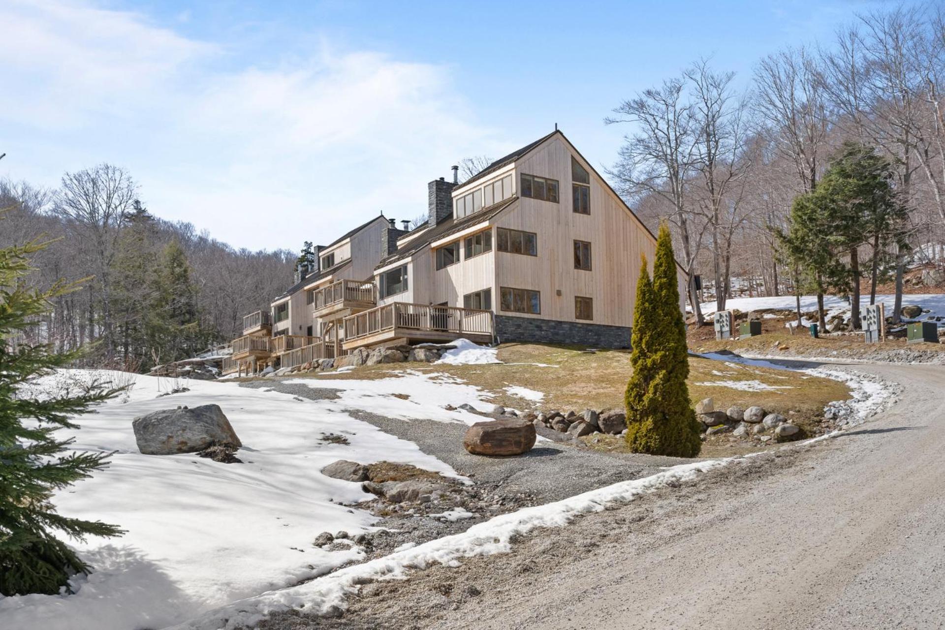 Trailside Village #5 - Slopeside 1BR with Hot Tub and Sauna, Ski In Ski Out on Great Eastern Trail