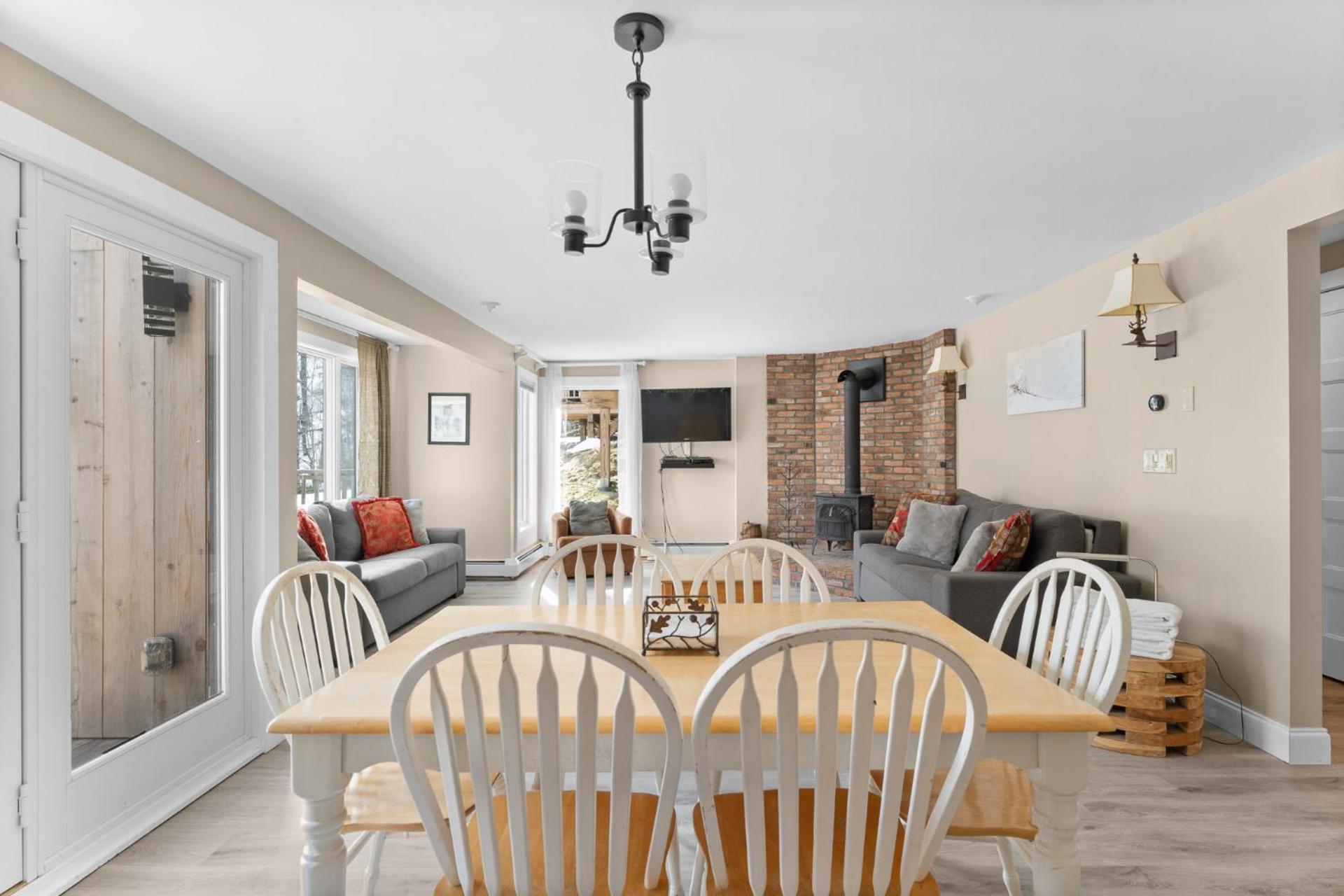 Trailside Village #5 - Slopeside 1BR with Hot Tub and Sauna, Ski In Ski Out on Great Eastern Trail