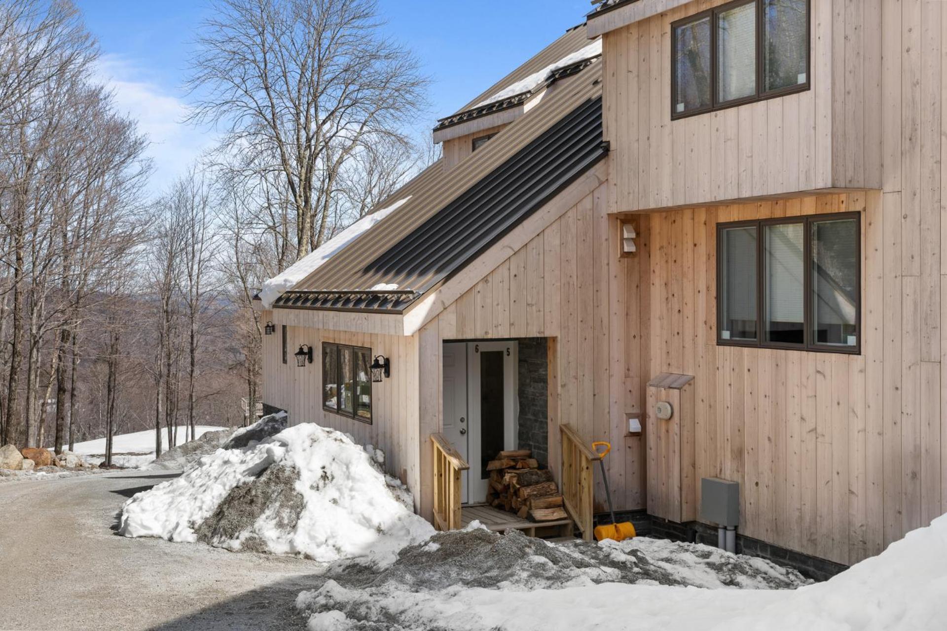 Trailside Village #5 - Slopeside 1BR with Hot Tub and Sauna, Ski In Ski Out on Great Eastern Trail