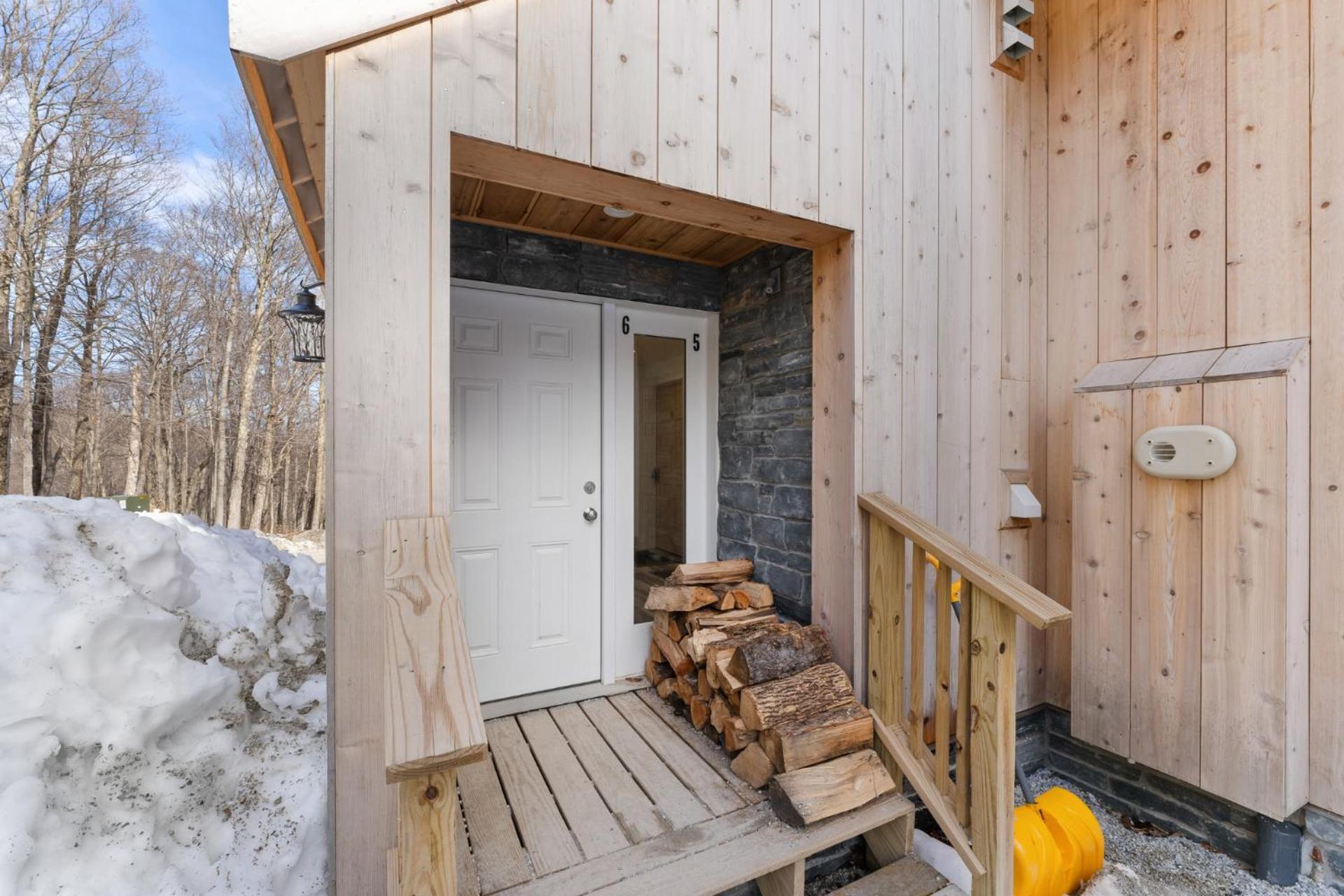 Trailside Village #5 - Slopeside 1BR with Hot Tub and Sauna, Ski In Ski Out on Great Eastern Trail