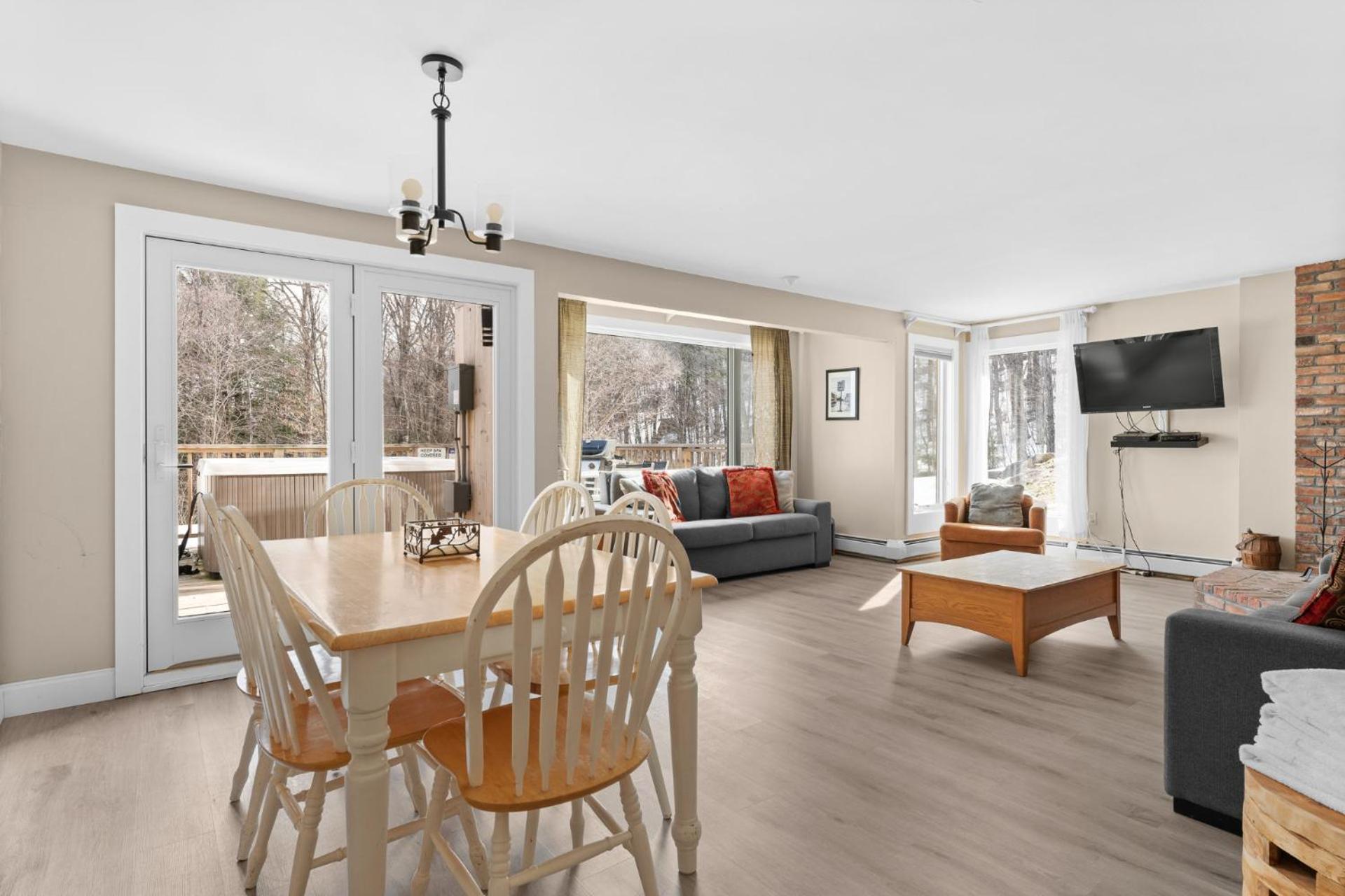 Trailside Village #5 - Slopeside 1BR with Hot Tub and Sauna, Ski In Ski Out on Great Eastern Trail