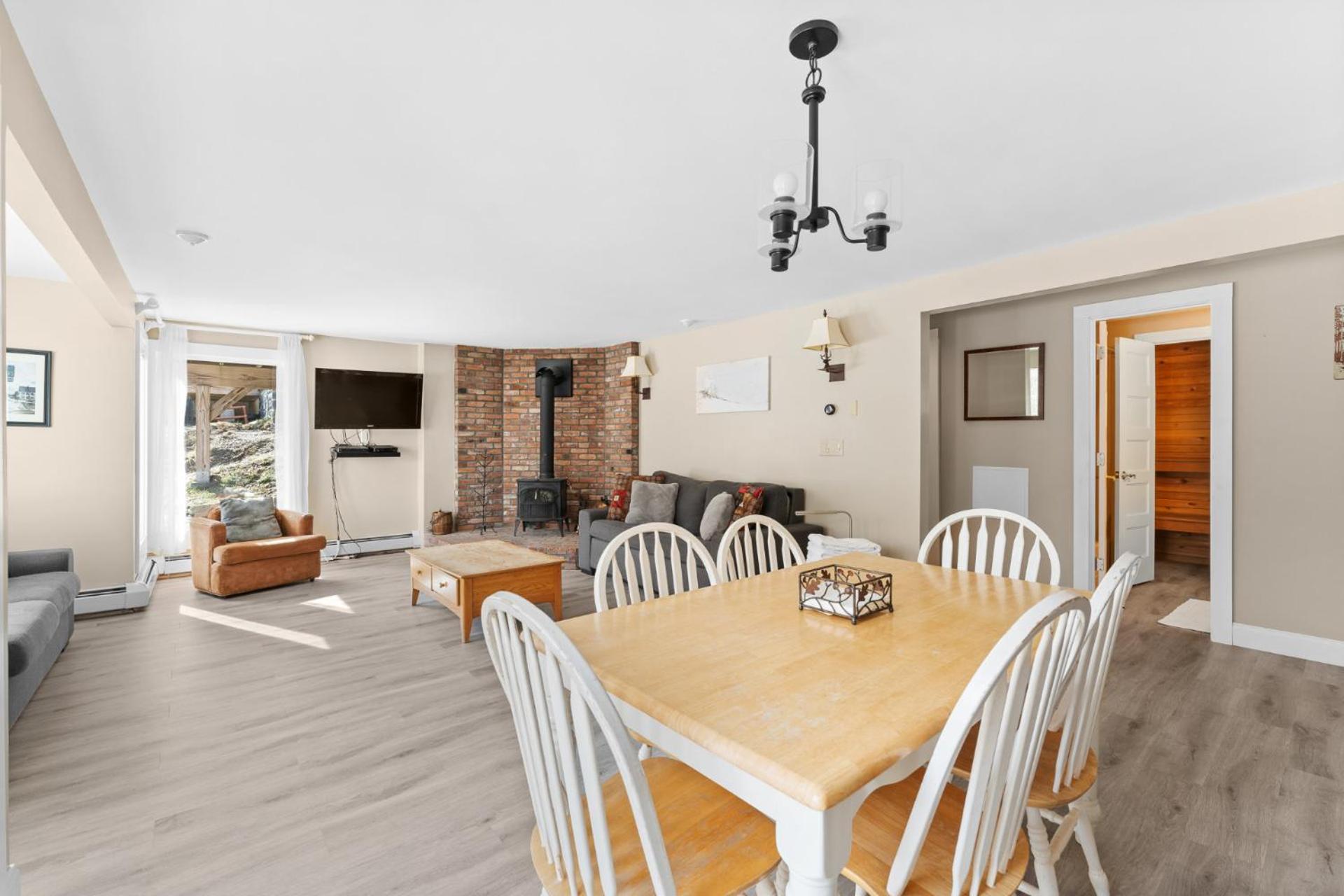Trailside Village #5 - Slopeside 1BR with Hot Tub and Sauna, Ski In Ski Out on Great Eastern Trail