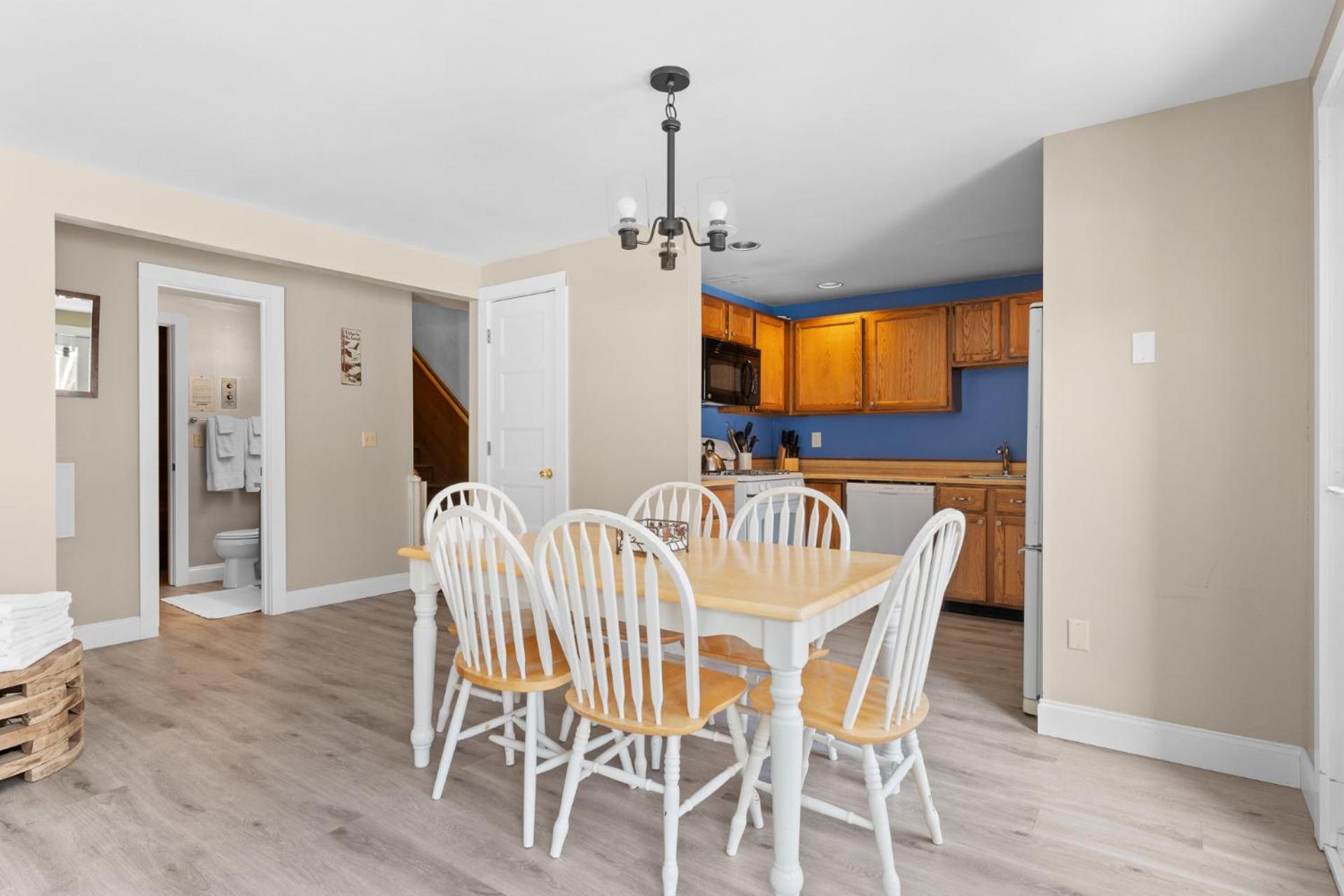 Trailside Village #5 - Slopeside 1BR with Hot Tub and Sauna, Ski In Ski Out on Great Eastern Trail